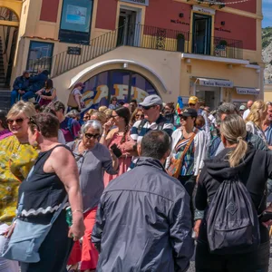 Urlauber gehen über den Piazza Umberto auf Capri.