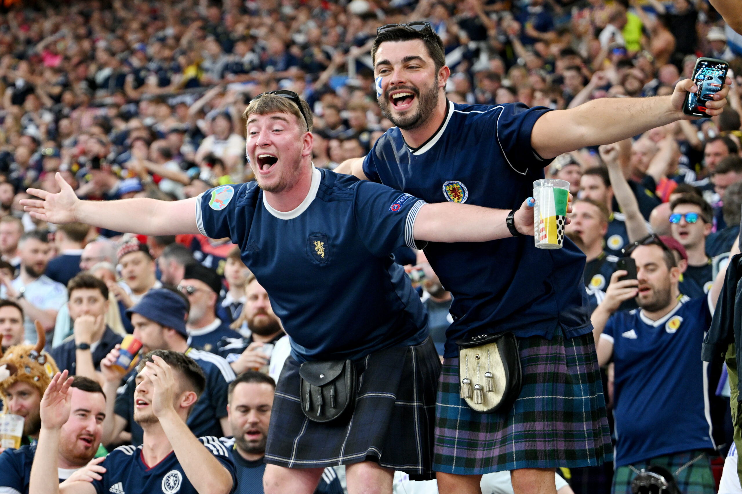 Schottische Fans stehen bei der EM 2024 im Schottenrock auf der Tribüne