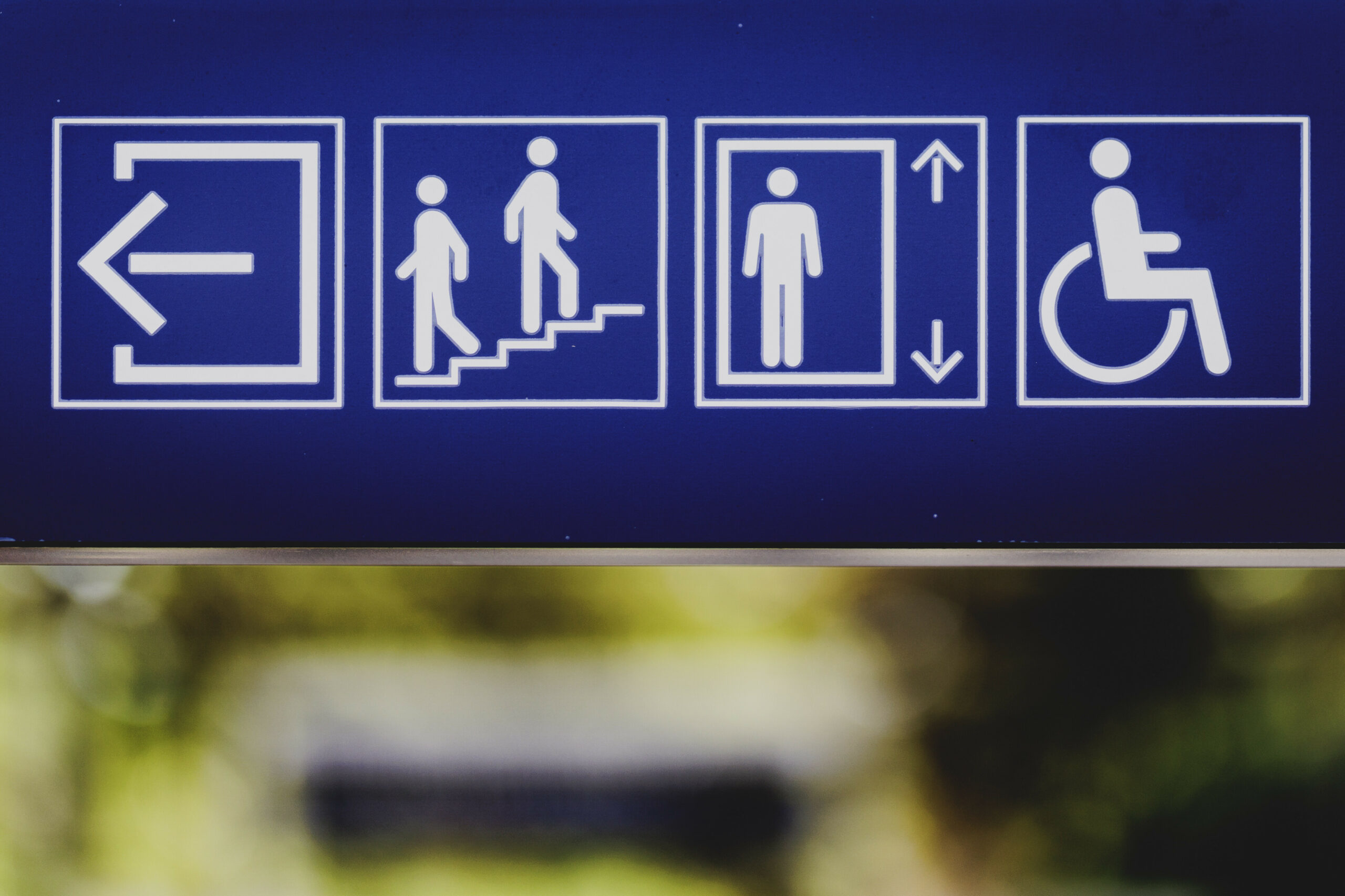 Schild Fahrstuhl Rollstuhl Treppe Bahnhof