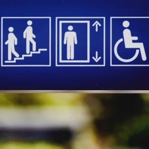 Schild Fahrstuhl Rollstuhl Treppe Bahnhof