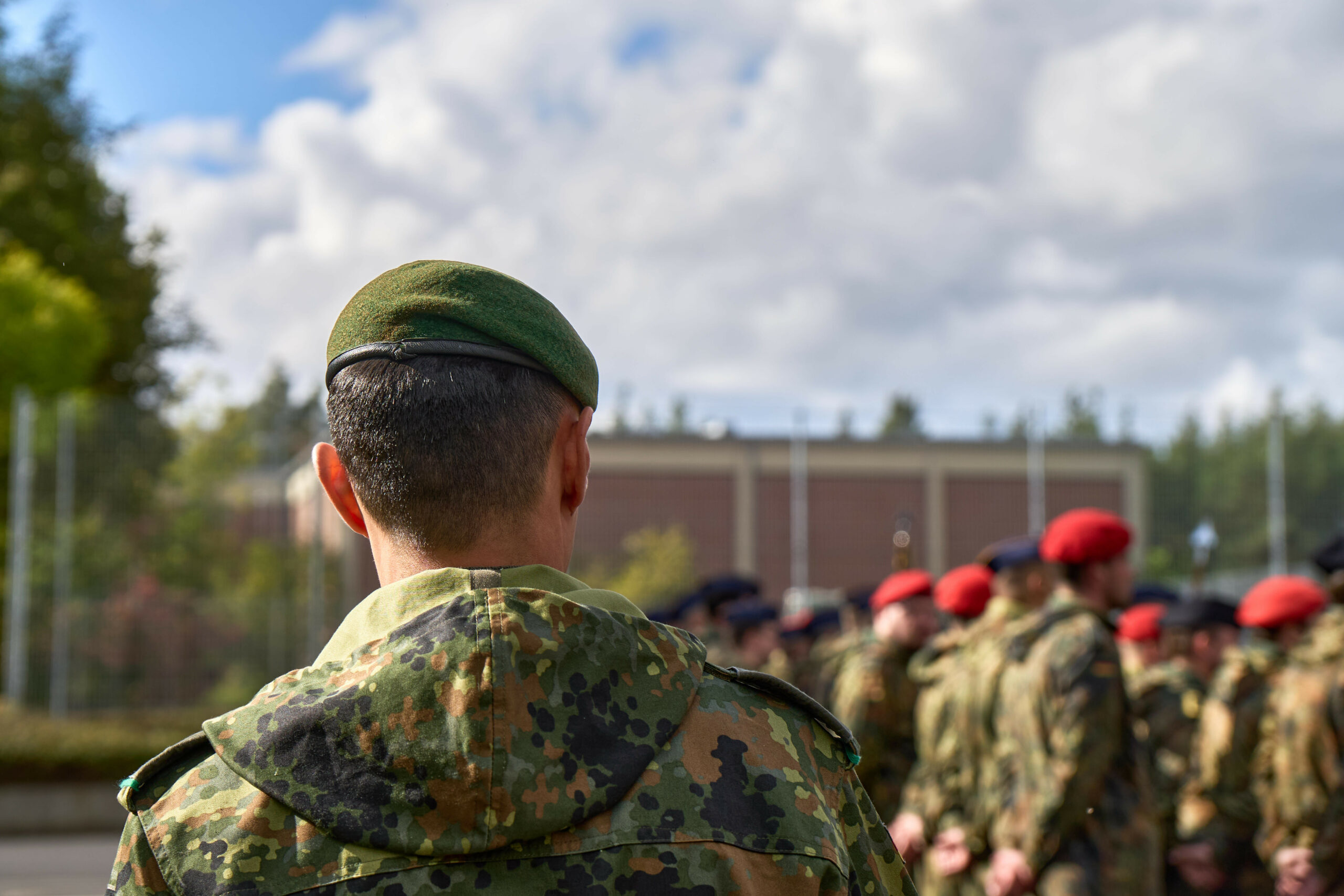 Ein Soldat der Bundeswehr von hinten.