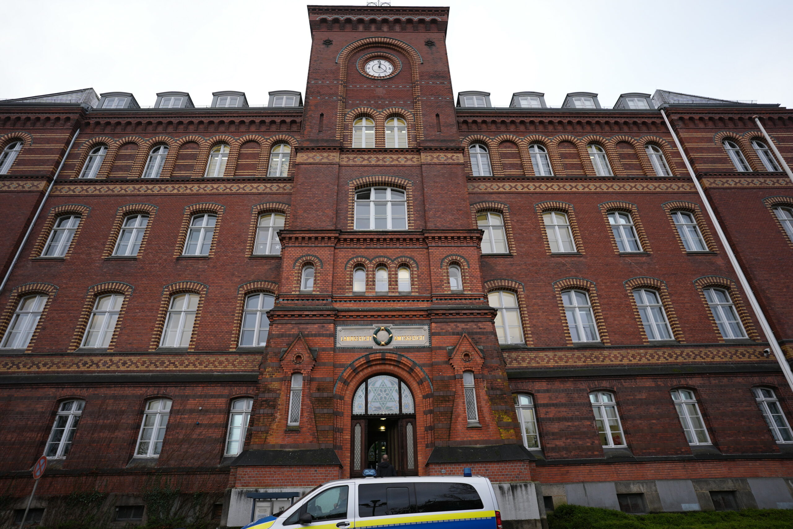 Ein Polizeifahrzeug steht vor dem Landgericht Flensburg.
