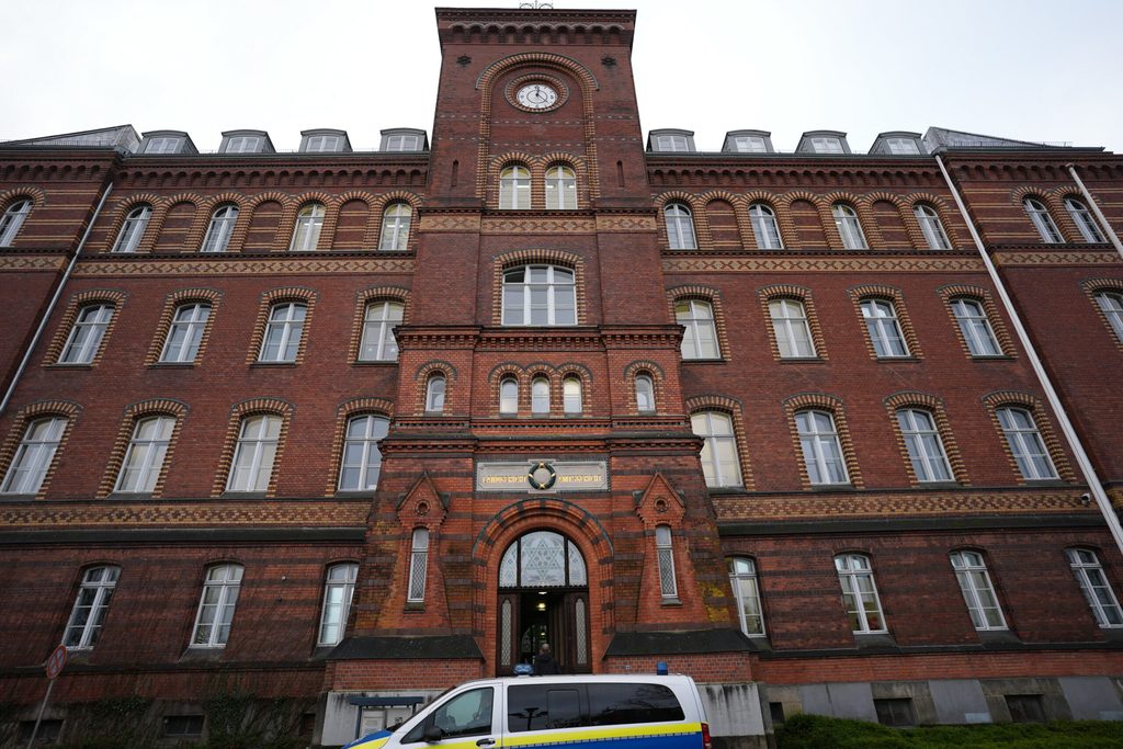 Ein Polizeifahrzeug steht vor dem Landgericht Flensburg.