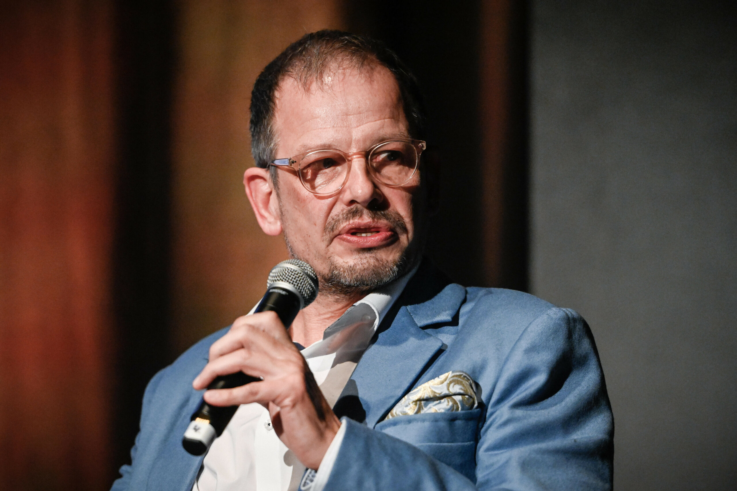 Hajo Seppelt spricht in ein Mikrofon