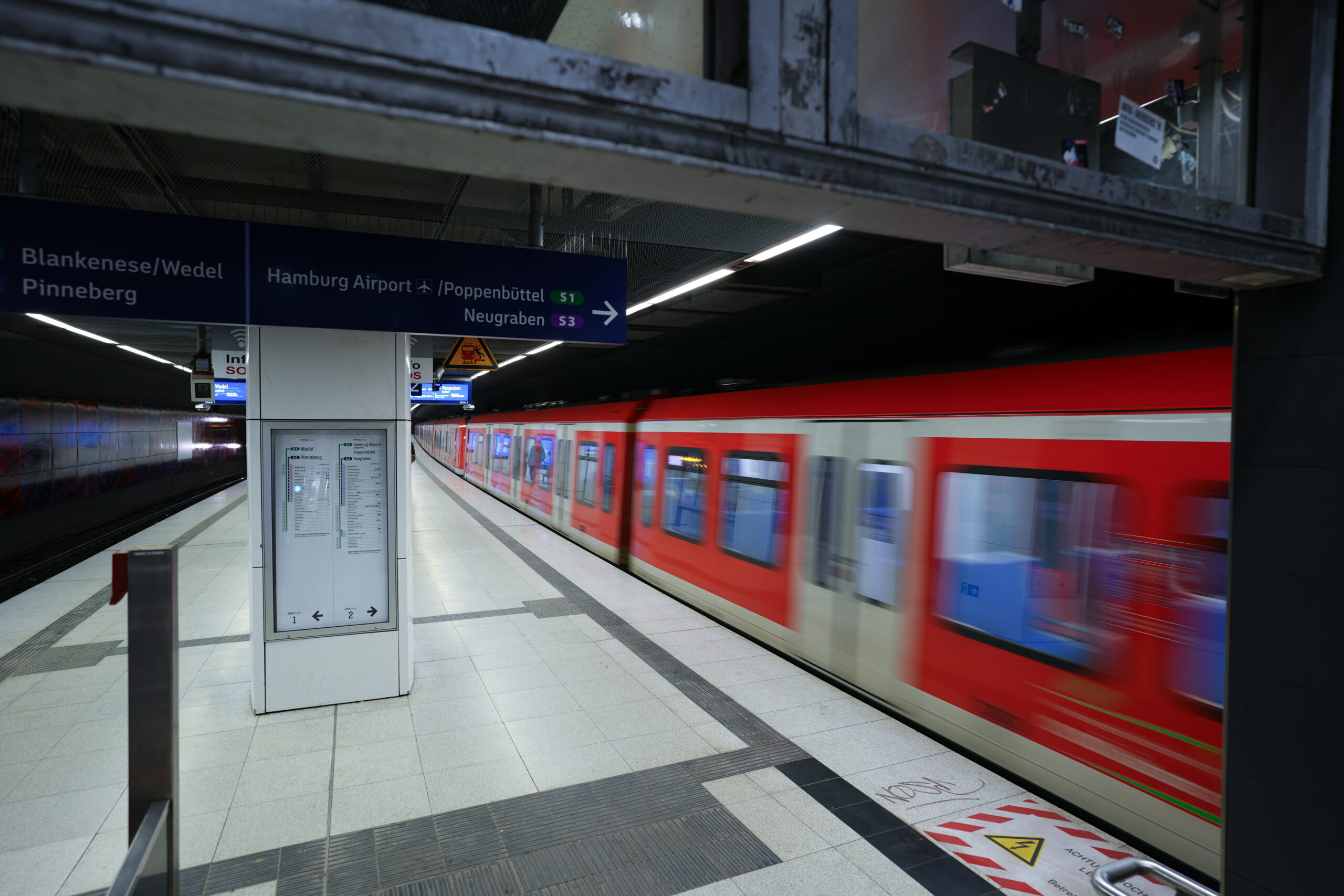 Eine S-Bahn fährt in die Station Reeperbahn ein (Archivbild).