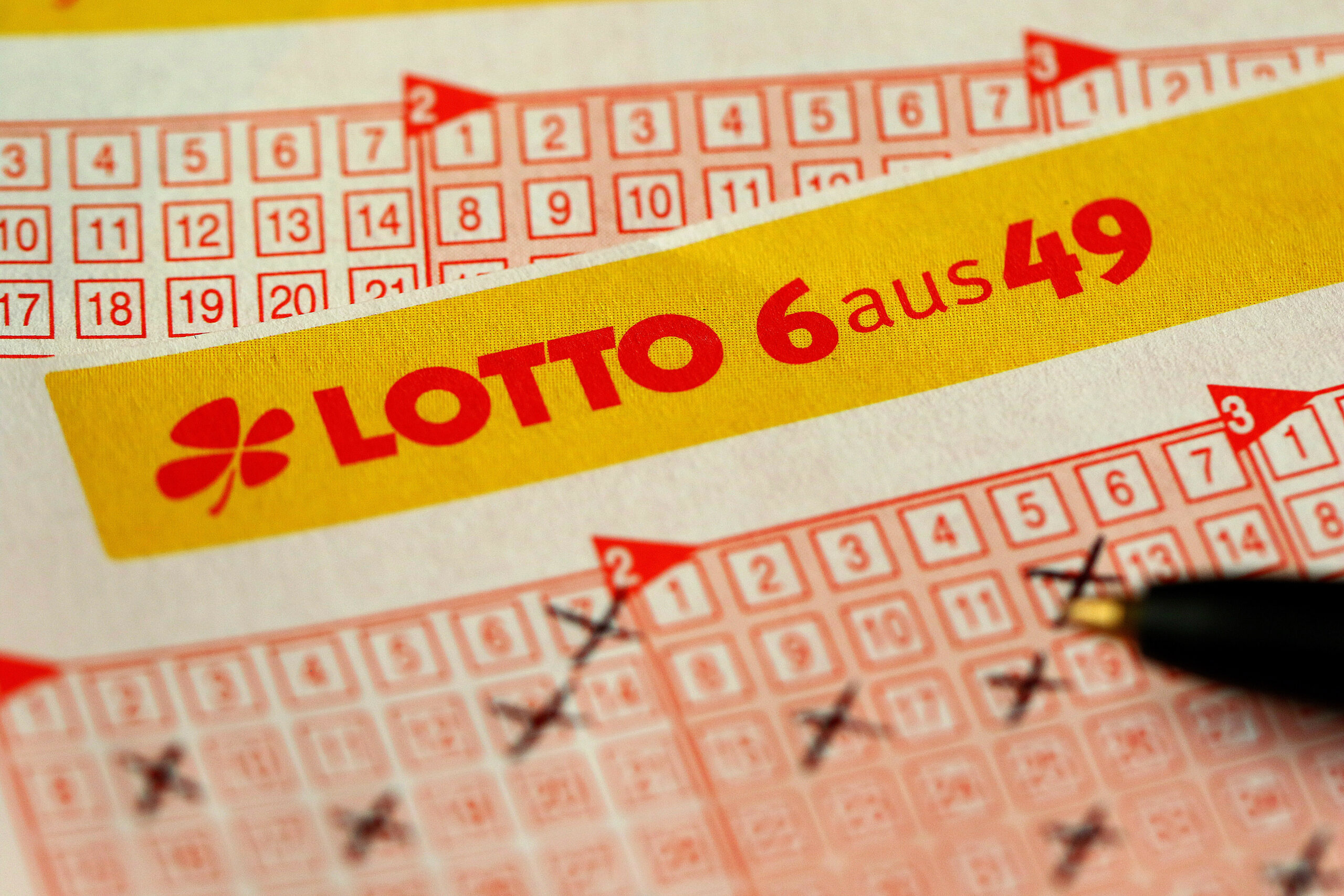 Ein Schein für das Glücksspiel Lotto wird ausgefüllt. (Symbolbild)