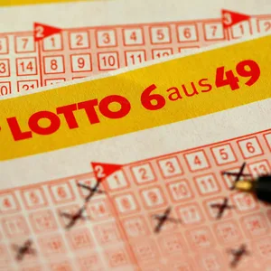 Ein Schein für das Glücksspiel Lotto wird ausgefüllt. (Symbolbild)