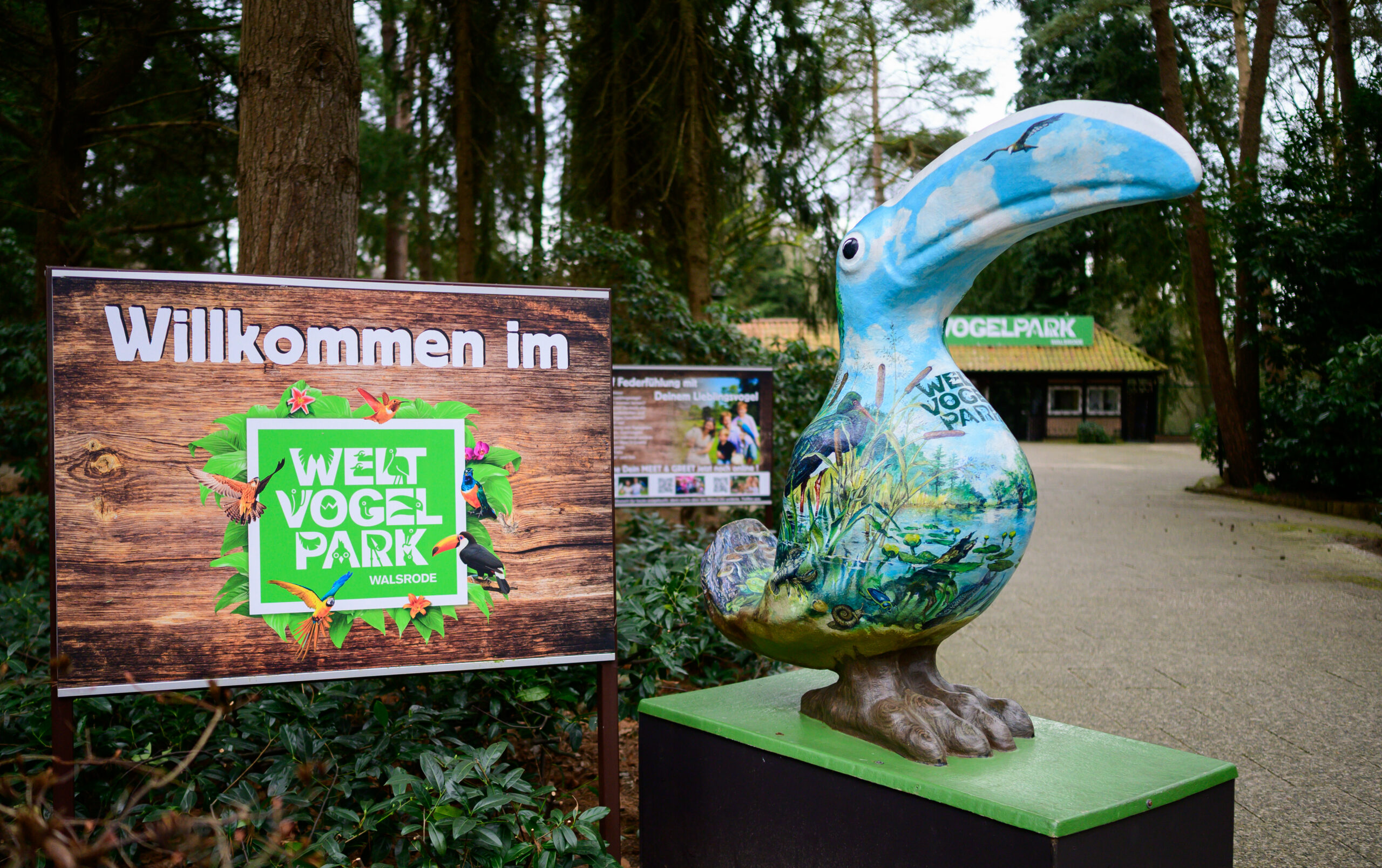 „Willkommen im Weltvogelpark Walsrode“ steht auf einem Schild am Eingang zum Park.