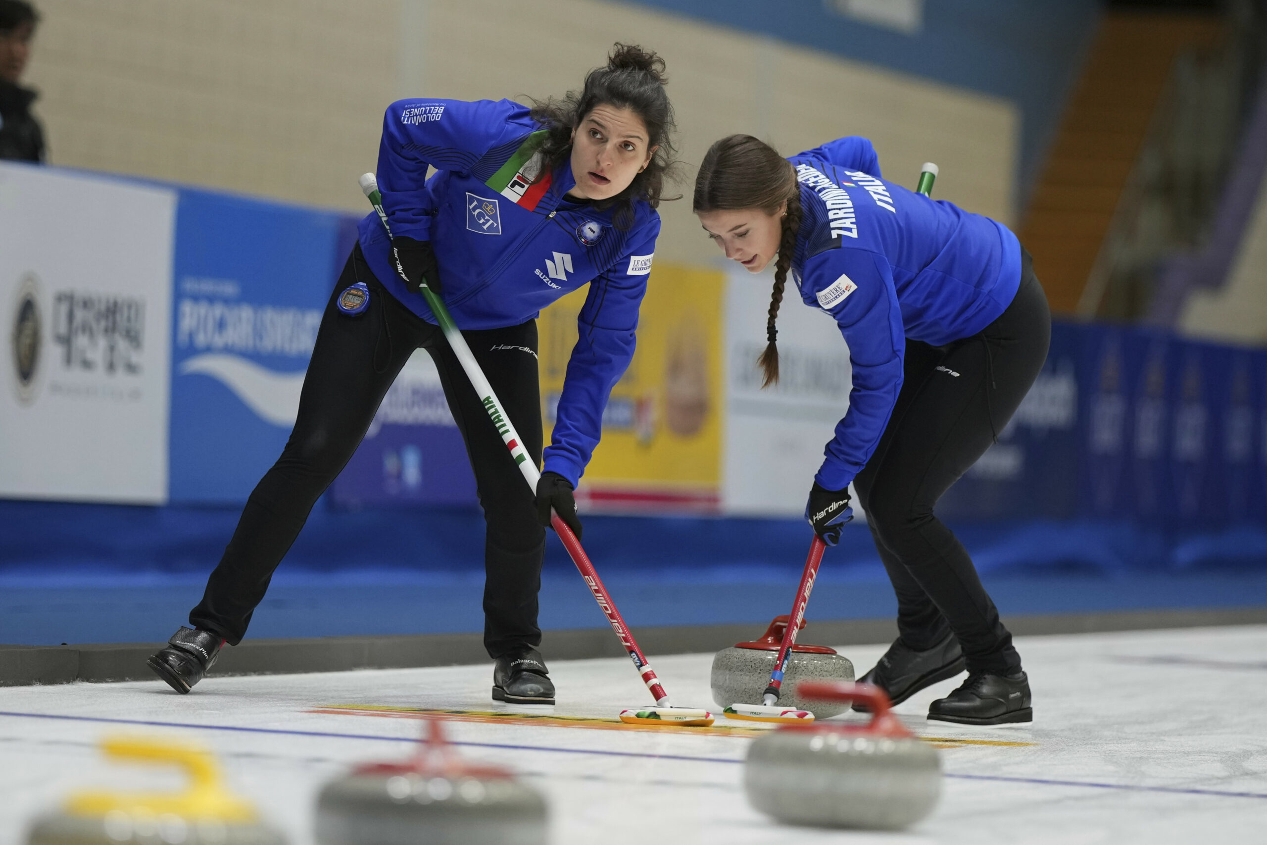 Die Italienerin Angela Romei und ihre Teamkollegin beim Curling