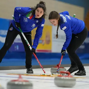 Die Italienerin Angela Romei und ihre Teamkollegin beim Curling