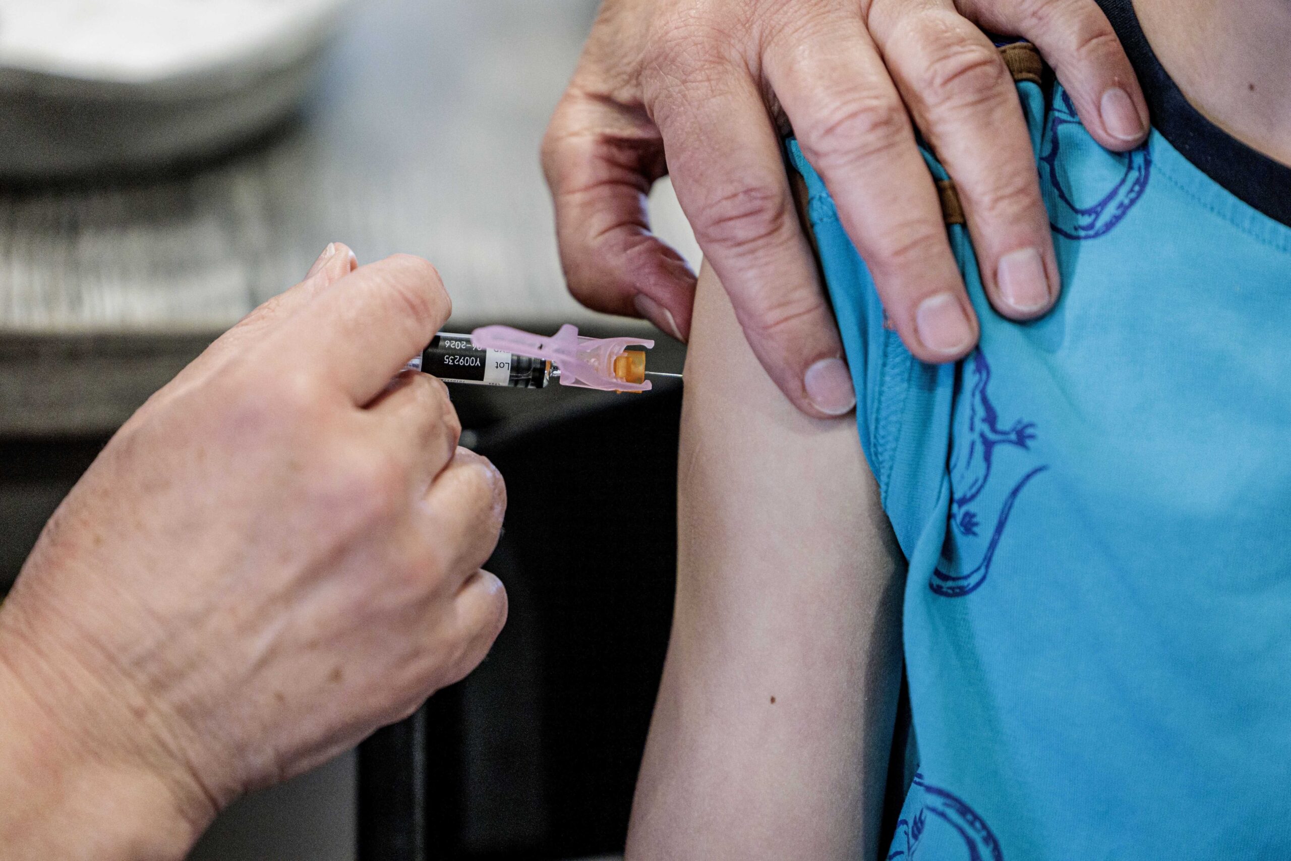 Ein Arzt verabreicht einem Kind eine Kombi-Impfung gegen gegen Masern, Mumps und Röteln (Symbolbild).