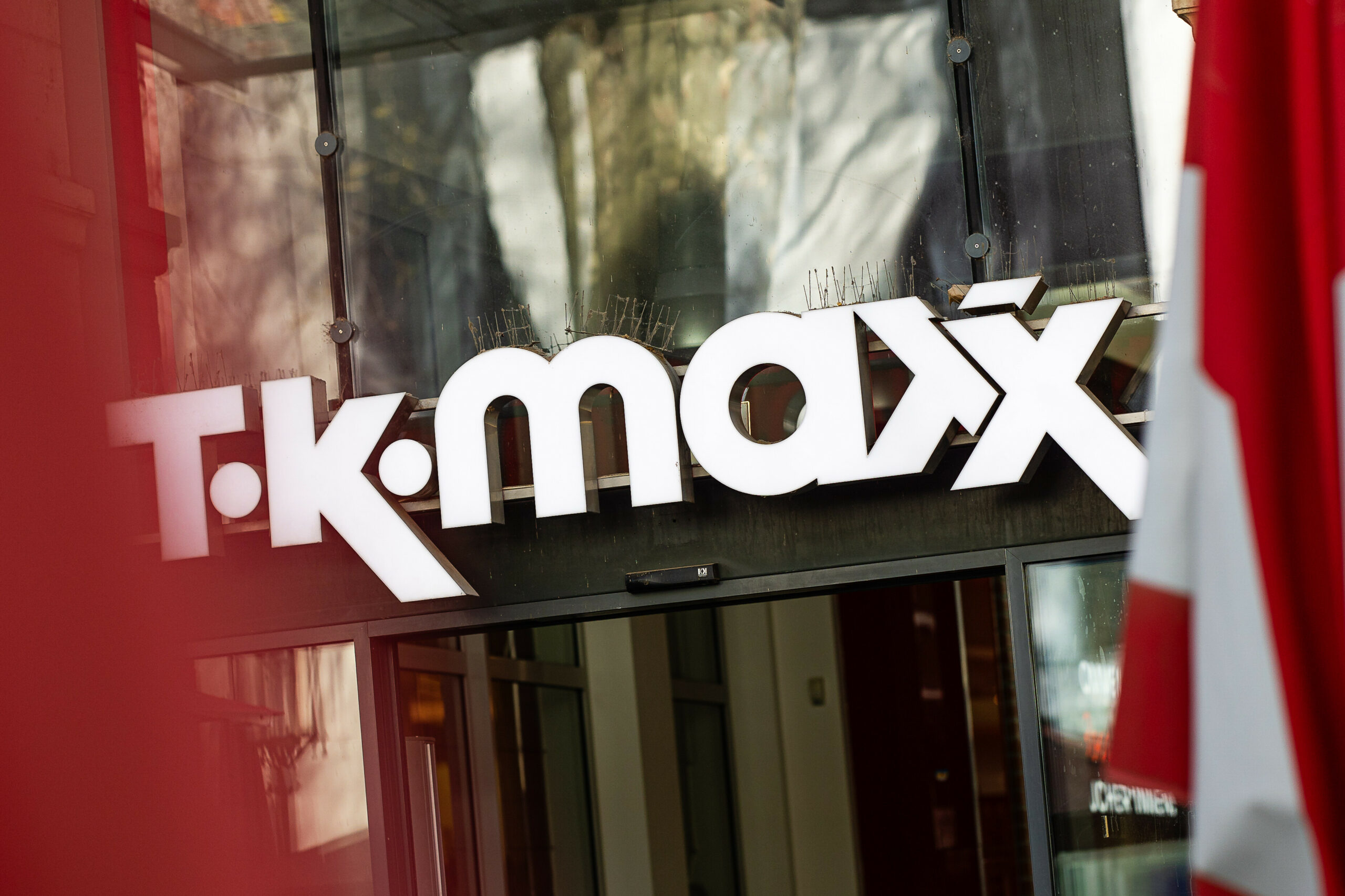 TK Maxx Logo über einem Geschäftseingang