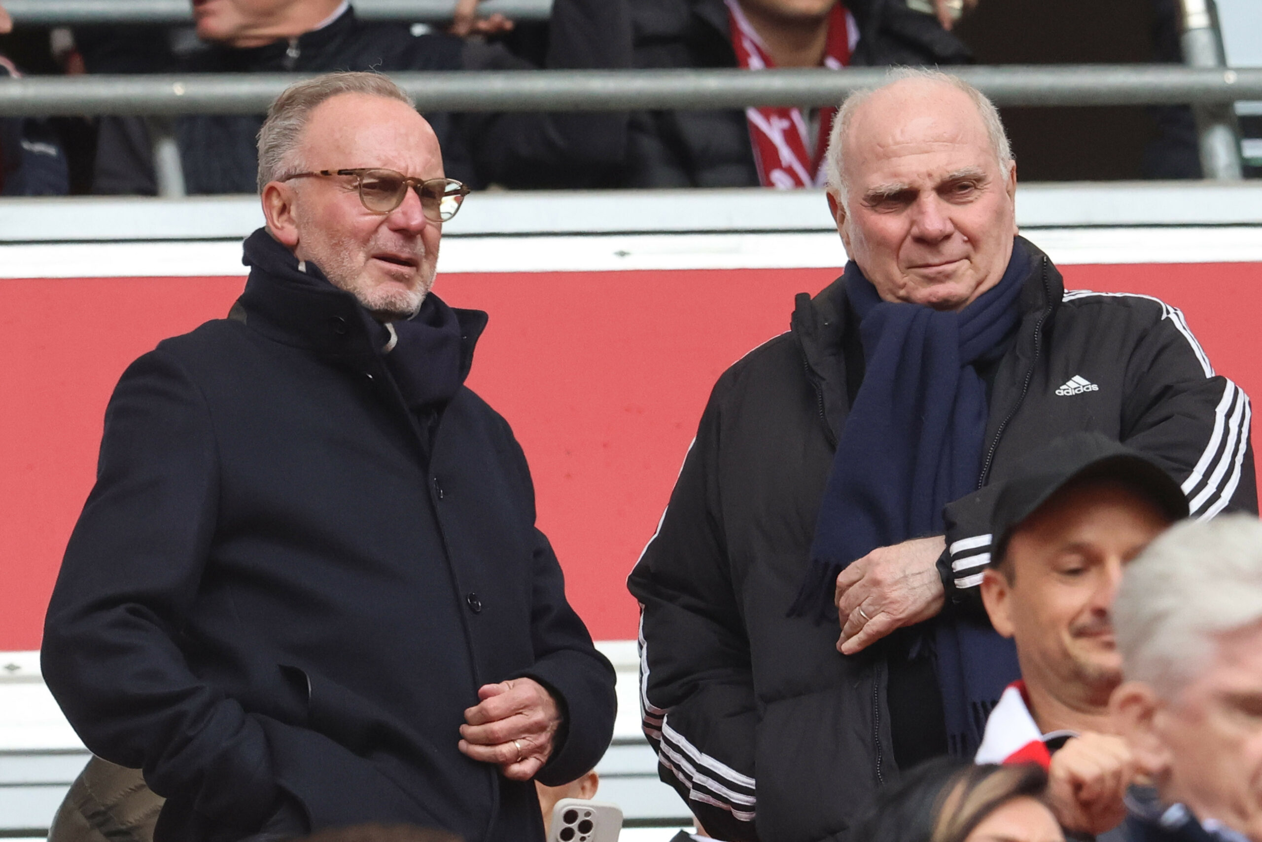 Karl-Heinz Rummenigge und Uli Hoeneß sprechen bei einem Bayer-Spiel miteinander.