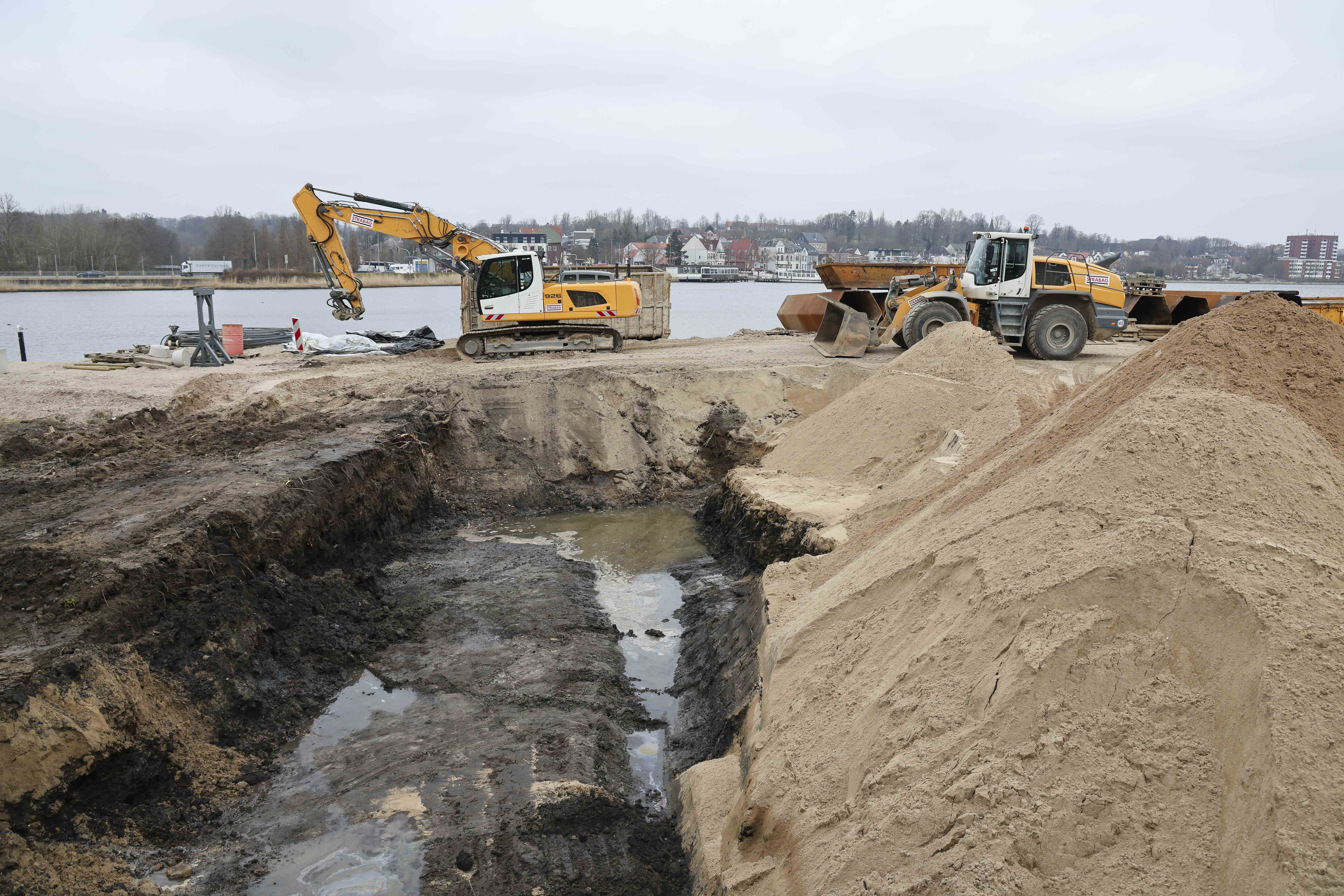 Baumaschinen stehen am Schleswiger Wikingeck. (Archivbild)
