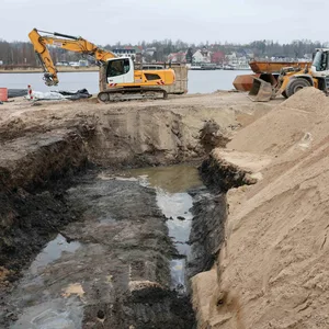 Baumaschinen stehen am Schleswiger Wikingeck. (Archivbild)