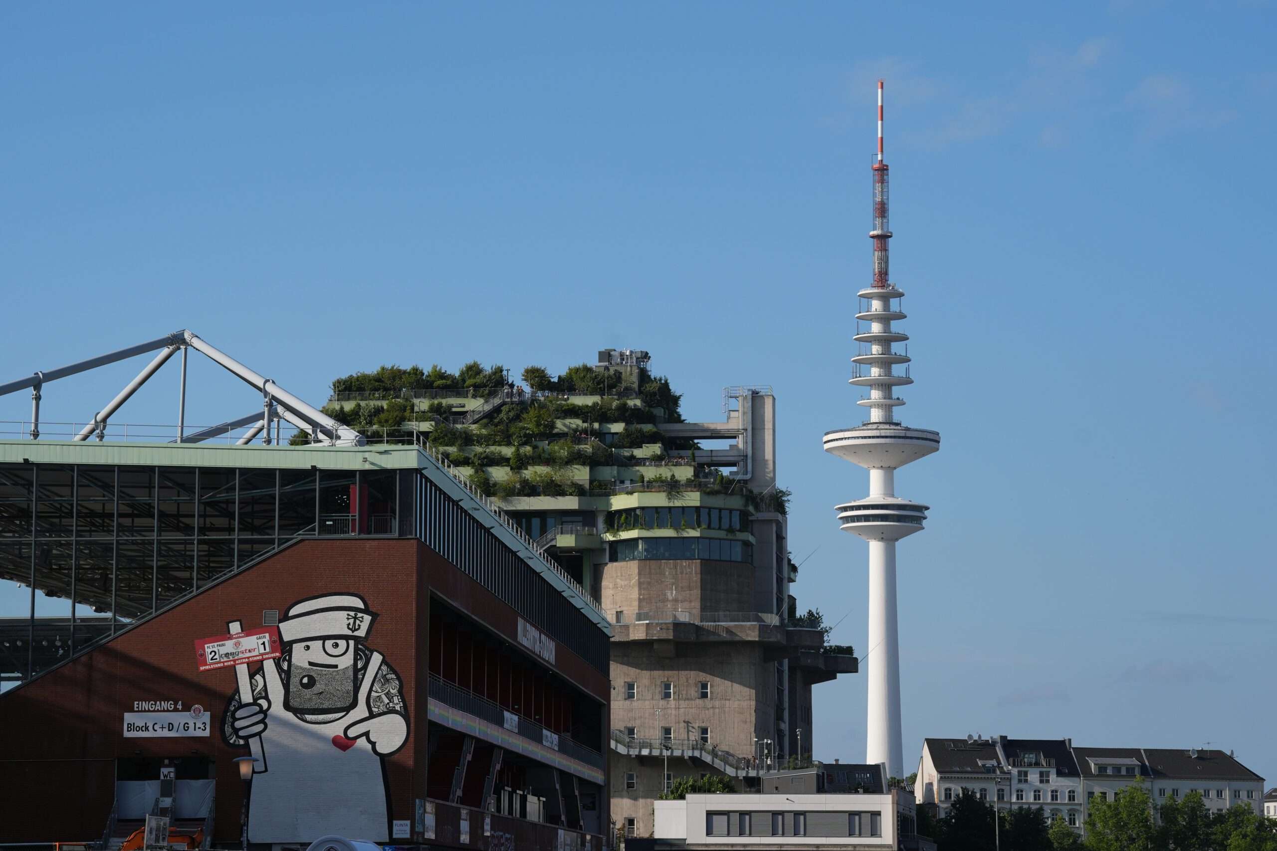 Blick übers Heiligengeistfeld auf den Fernsehturm, davor der Feldstraßenbunker und das Millerntorstadion.