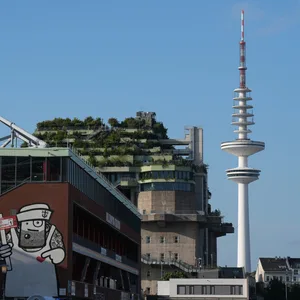 Blick übers Heiligengeistfeld auf den Fernsehturm, davor der Feldstraßenbunker und das Millerntorstadion.