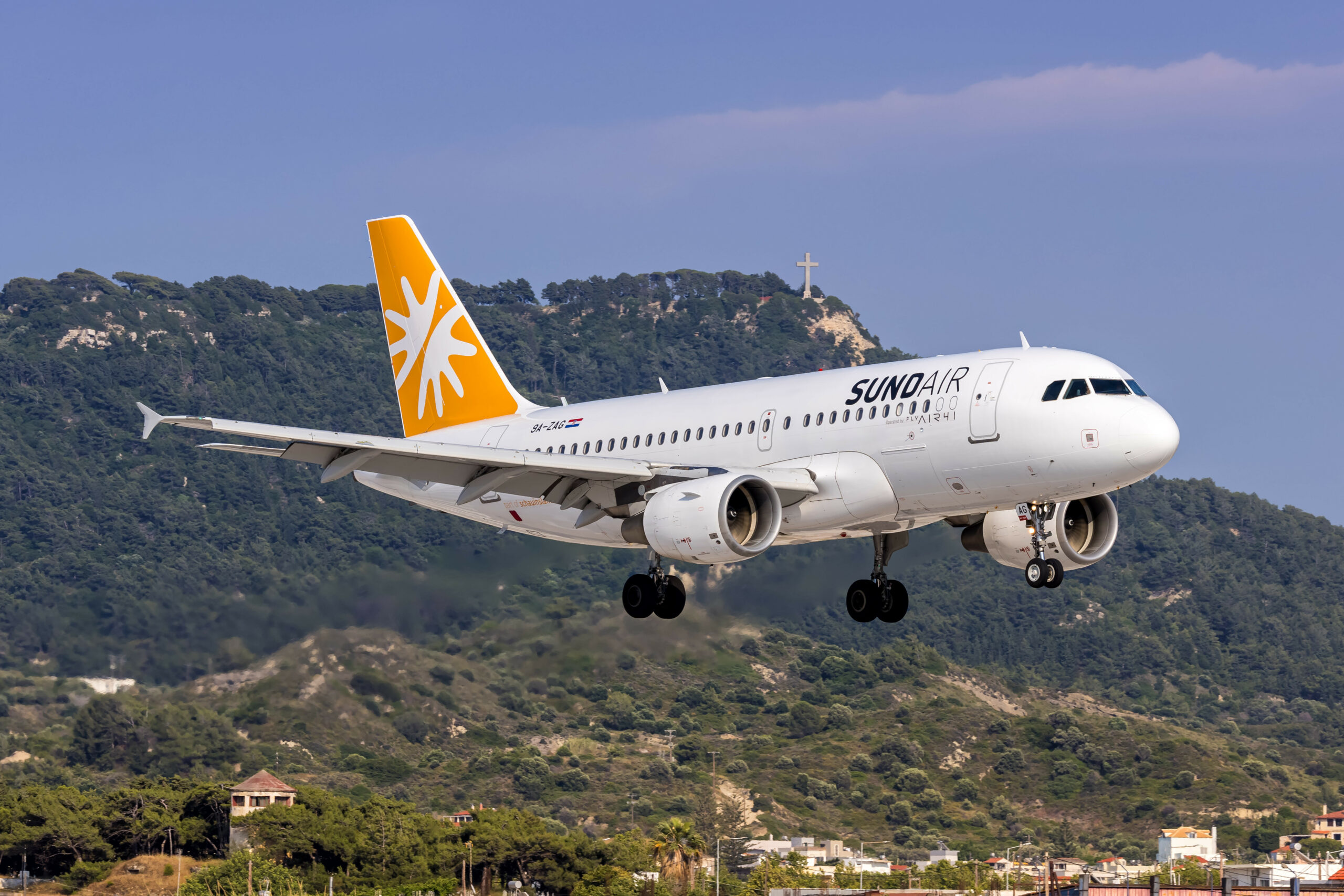 Ein Flugzeug der Fluggesellschaft Sundair auf dem Flughafen Rhodos.