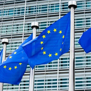 Fahnen der Europäischen Union wehen vor dem Berlaymont-Gebäude in Brüssel, dem Sitz der EU-Kommission. (Archivbild)