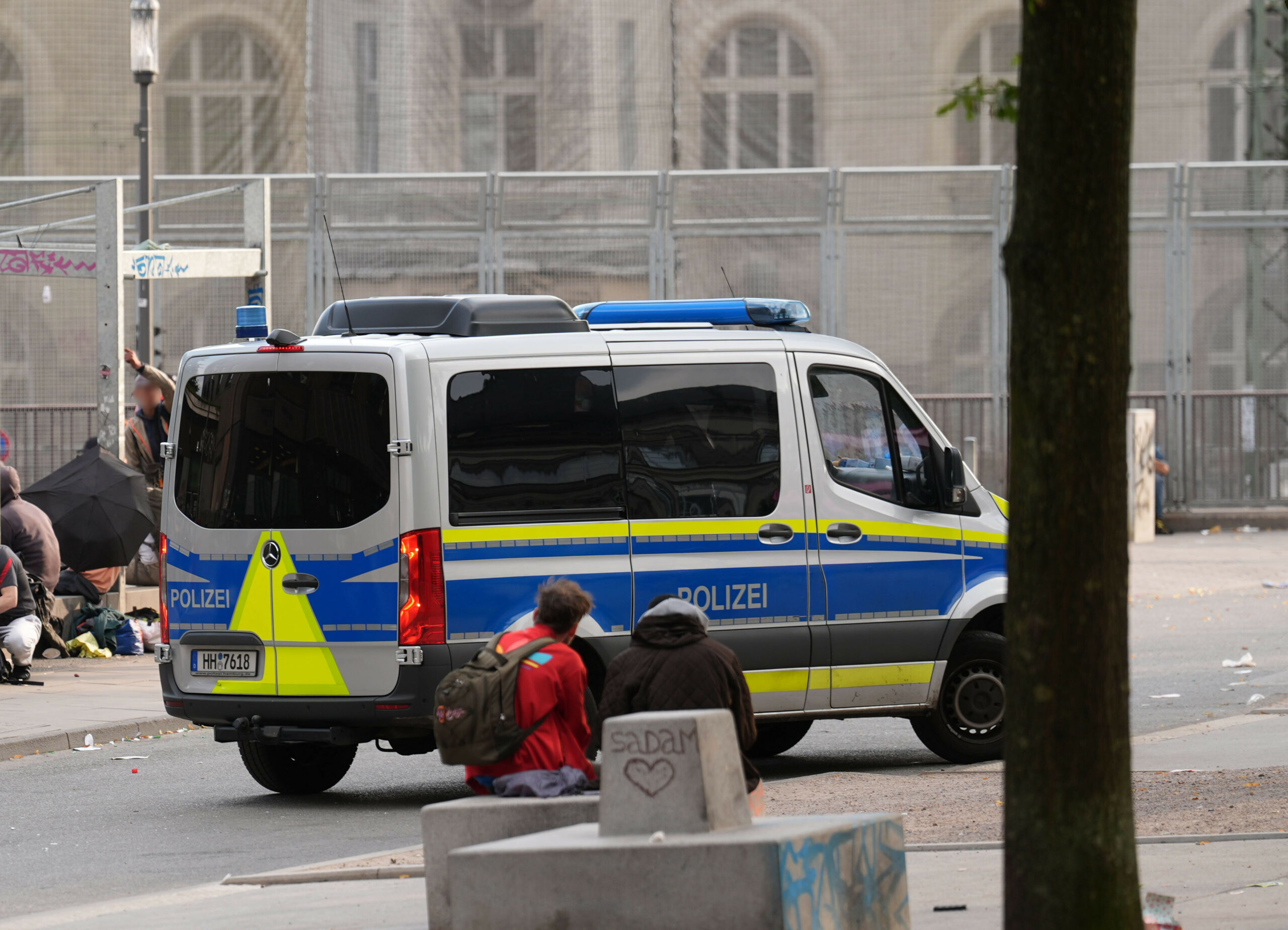 Ein Polizeiwagen auf dem Vorplatz vom Drob Inn (Archivbild).