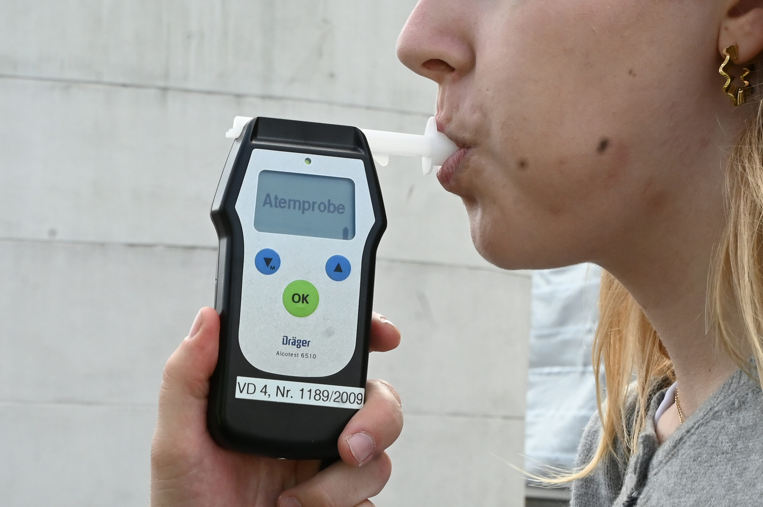 Auf Rügen ist eine Autofahrerin mit 2,68 Promille in einen Graben gefahren. (Symbolbild)