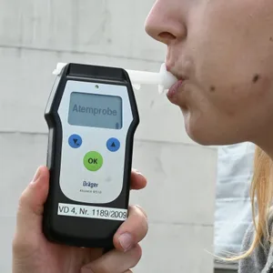 Auf Rügen ist eine Autofahrerin mit 2,68 Promille in einen Graben gefahren. (Symbolbild)