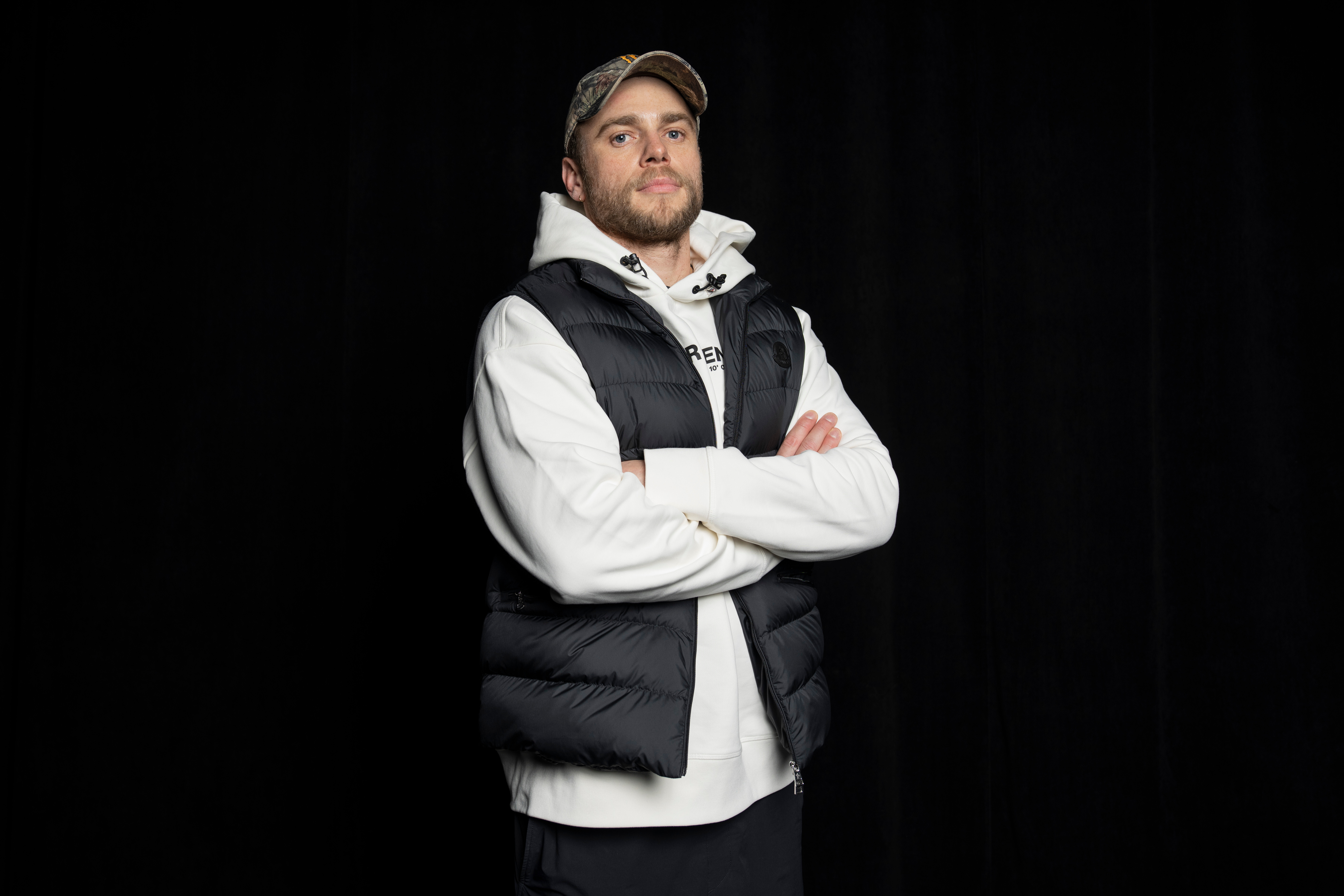 Gus Kenworthy verschränkt die Arme