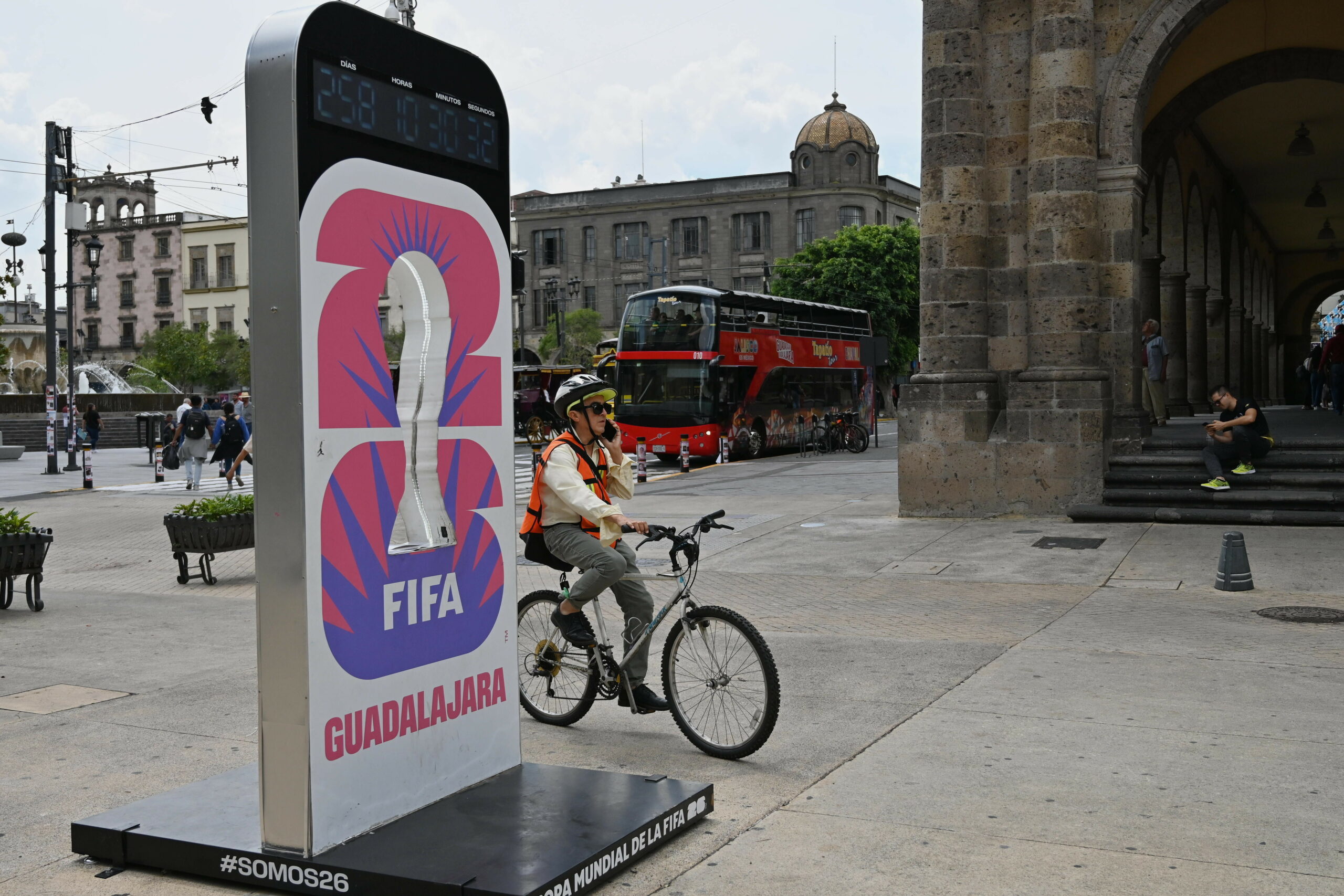 Ein Schild kündigt die Fußball-WM 2026 in der Stadt Guadalajara in Mexiko an