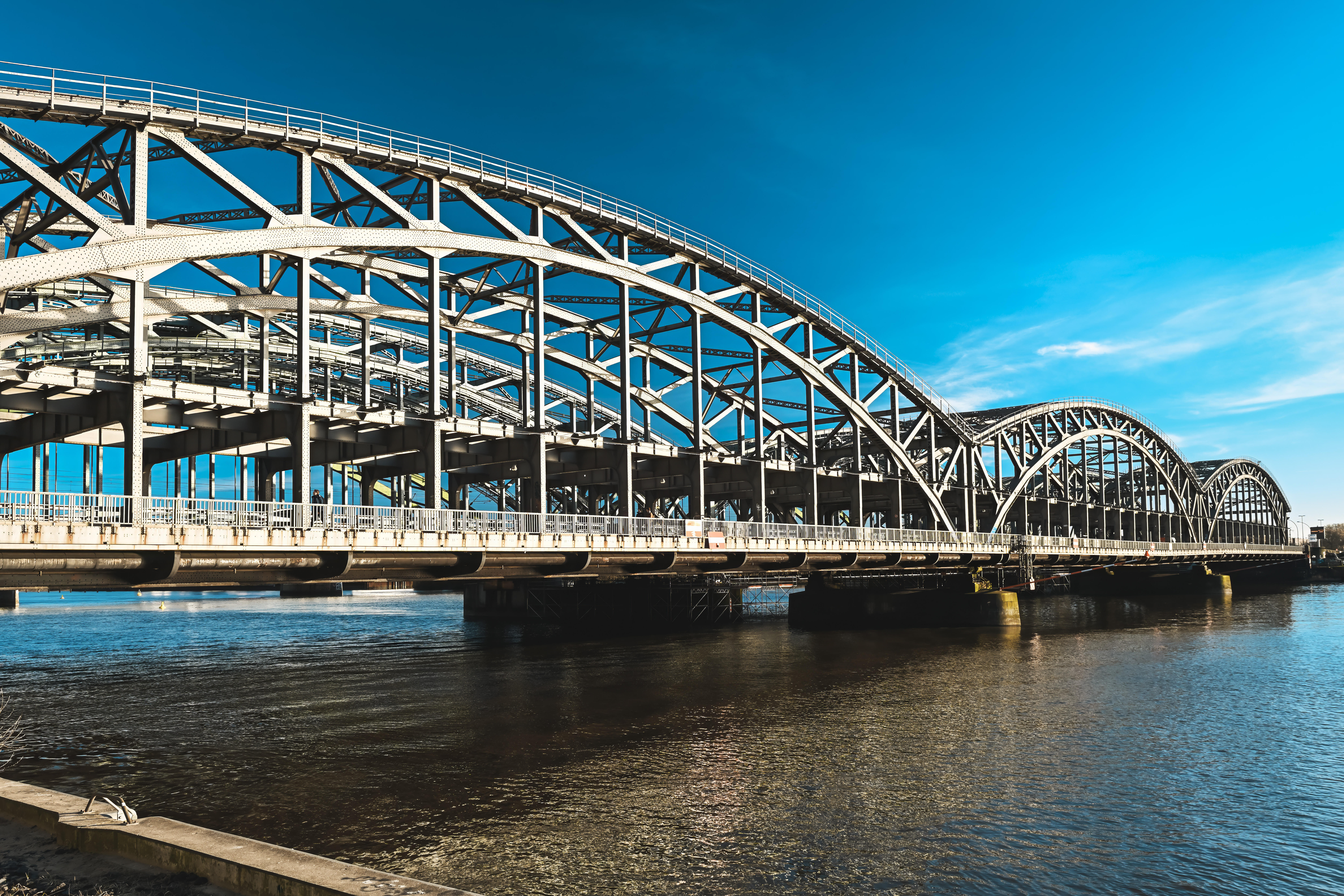 Nach der Kollision eines Schiffes mit der Freihafenelbbrücke muss das Bauwerk abgerissen werden. (Archivfoto)