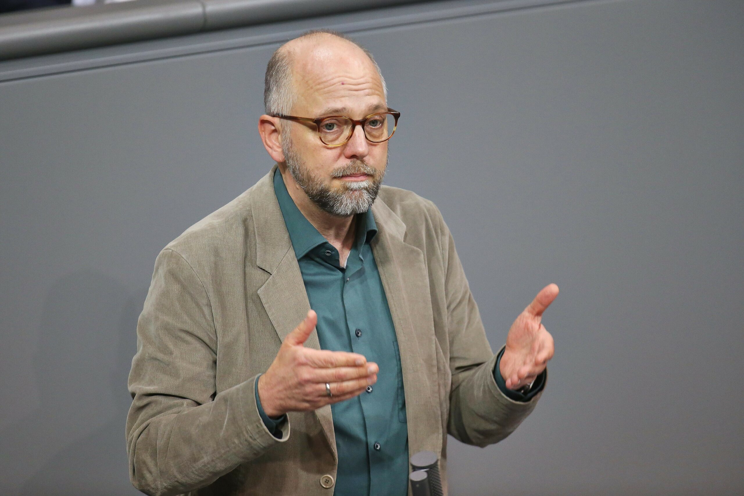 Till Steffen (Grüne) sitzt für Hamburg-Eimsbüttel im Bundestag. Dort beschäftigt er sich u.a. mit Verbraucherschutz und Verteidigungspolitik.