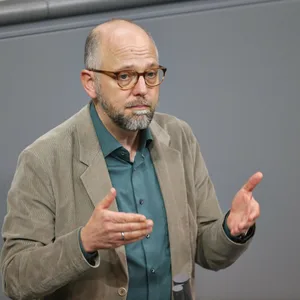 Till Steffen (Grüne) sitzt für Hamburg-Eimsbüttel im Bundestag. Dort beschäftigt er sich u.a. mit Verbraucherschutz und Verteidigungspolitik.