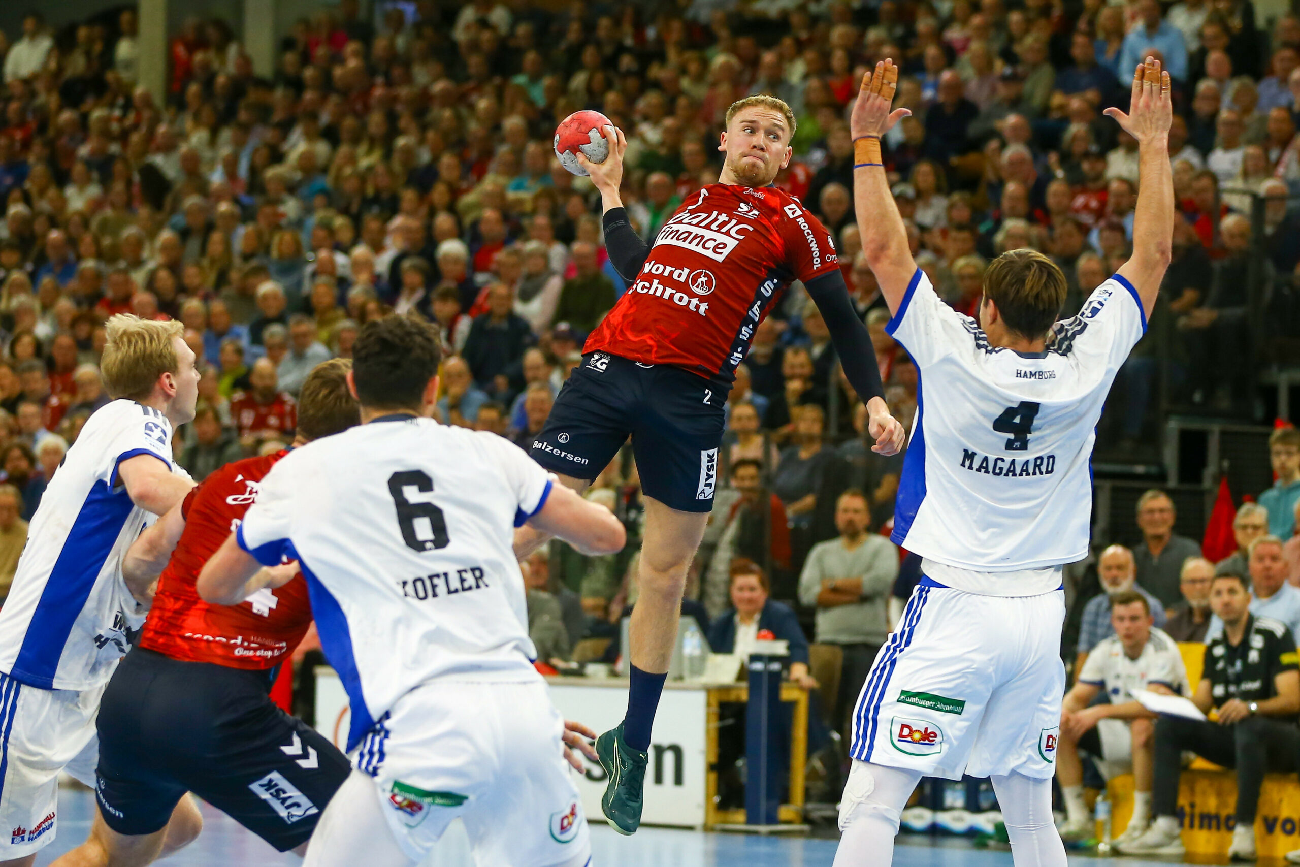 Simon Pytlick wirft einen Ball gegen Andreas Magaard vom HSVH