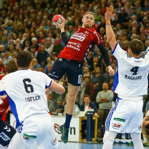 Simon Pytlick wirft einen Ball gegen Andreas Magaard vom HSVH