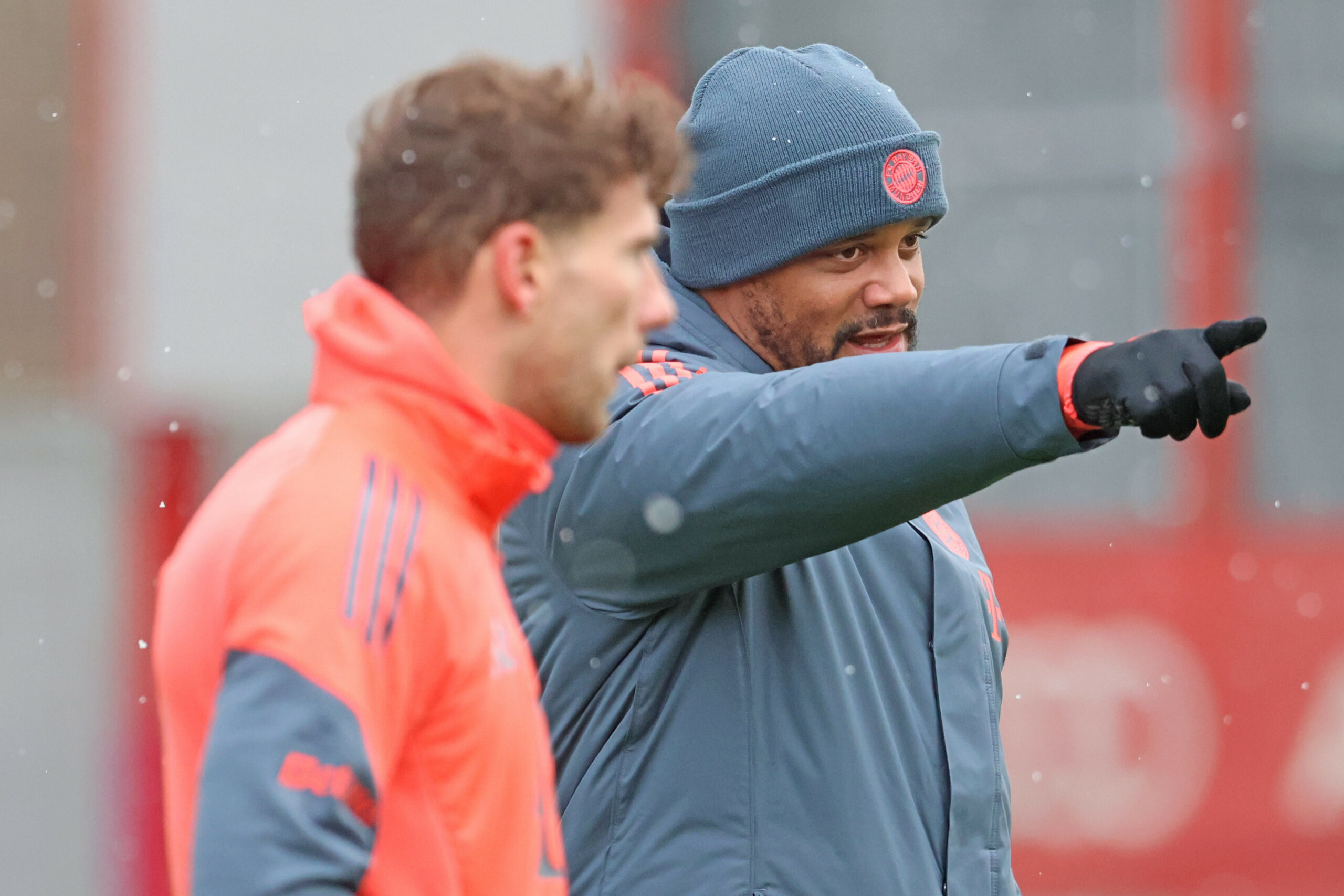 Vincent Kompany gestikuliert im Bayern-Training vor Leon Goretzka