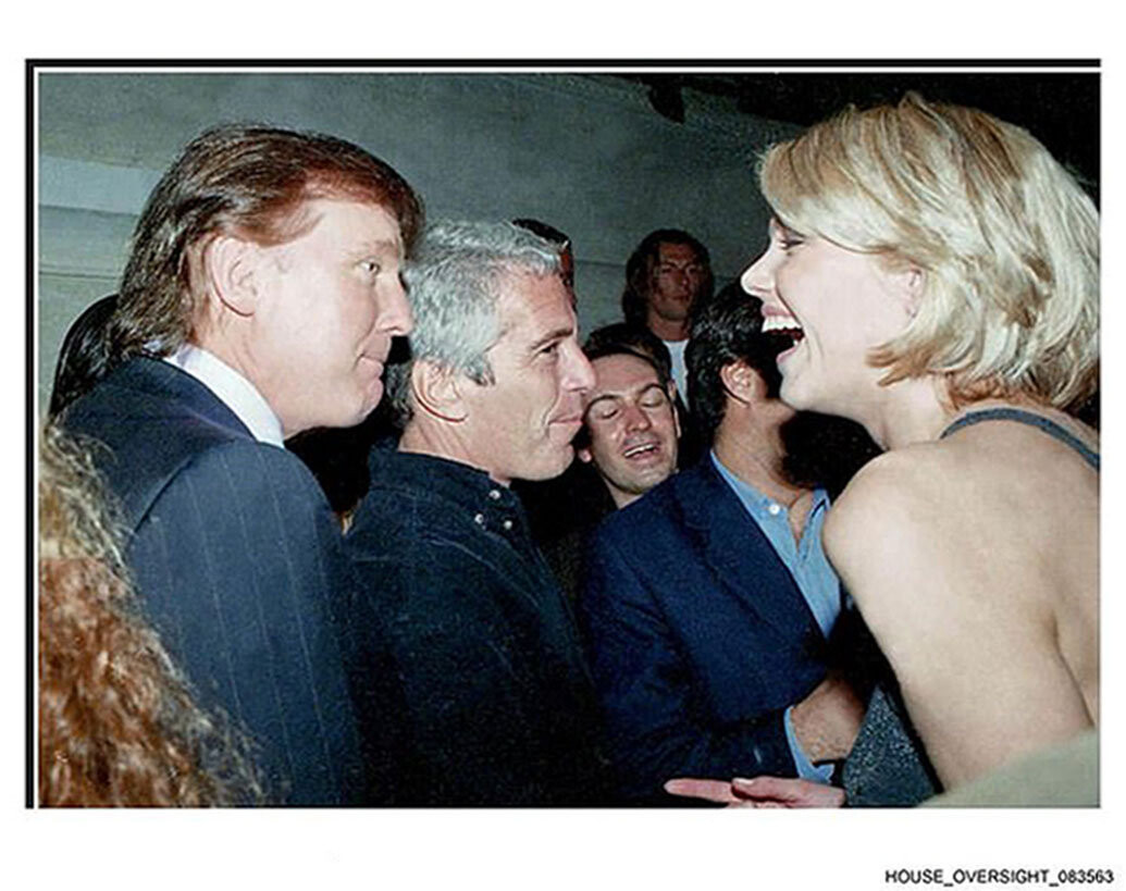 Donald Trump (l.) und Jeffrey Epstein mit einer lachenden Blondine auf einer Party. Das Foto ist undatiert.