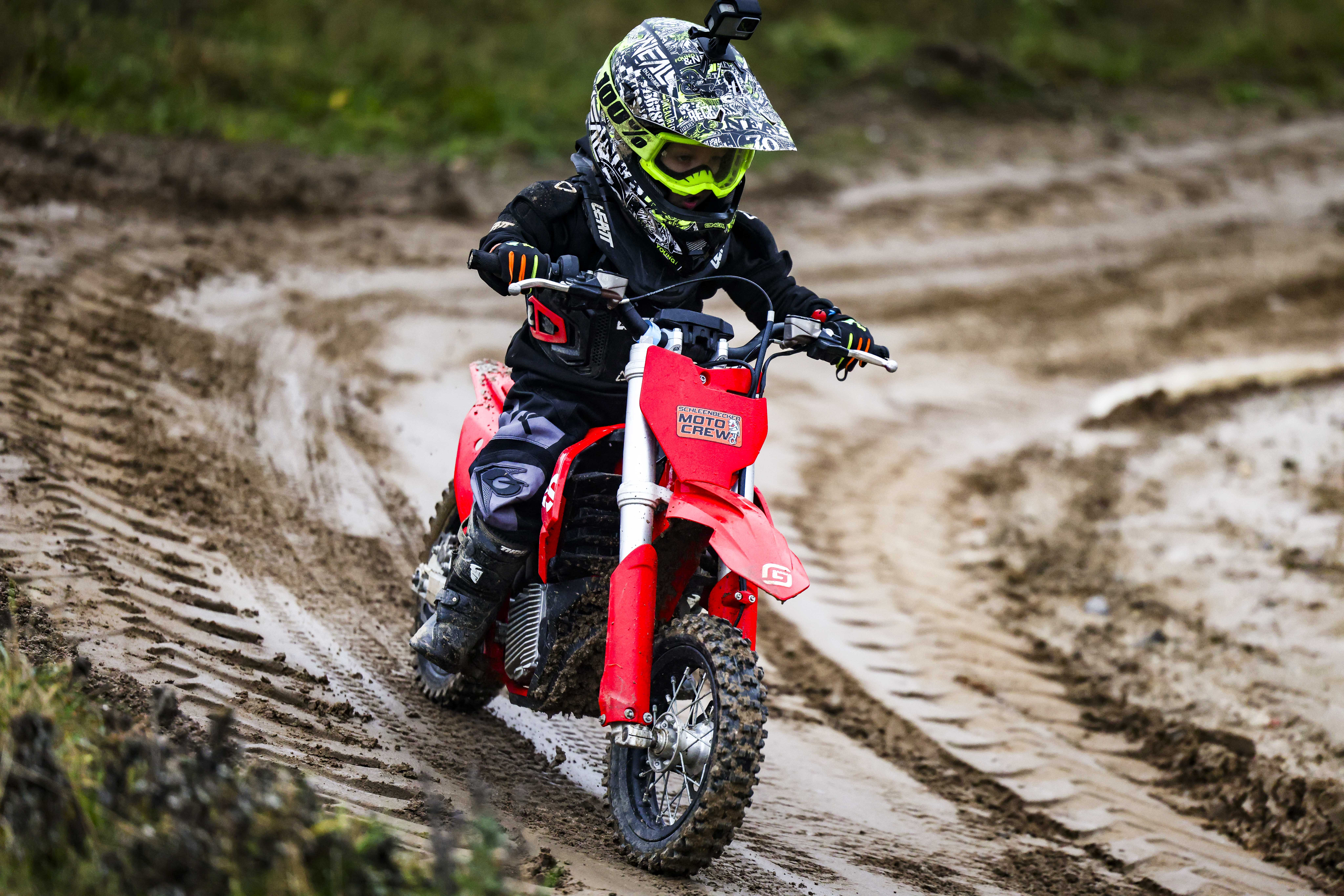 Der dreijährige Mio Ritter fährt auf einer Elektro-Motocrossmaschine.