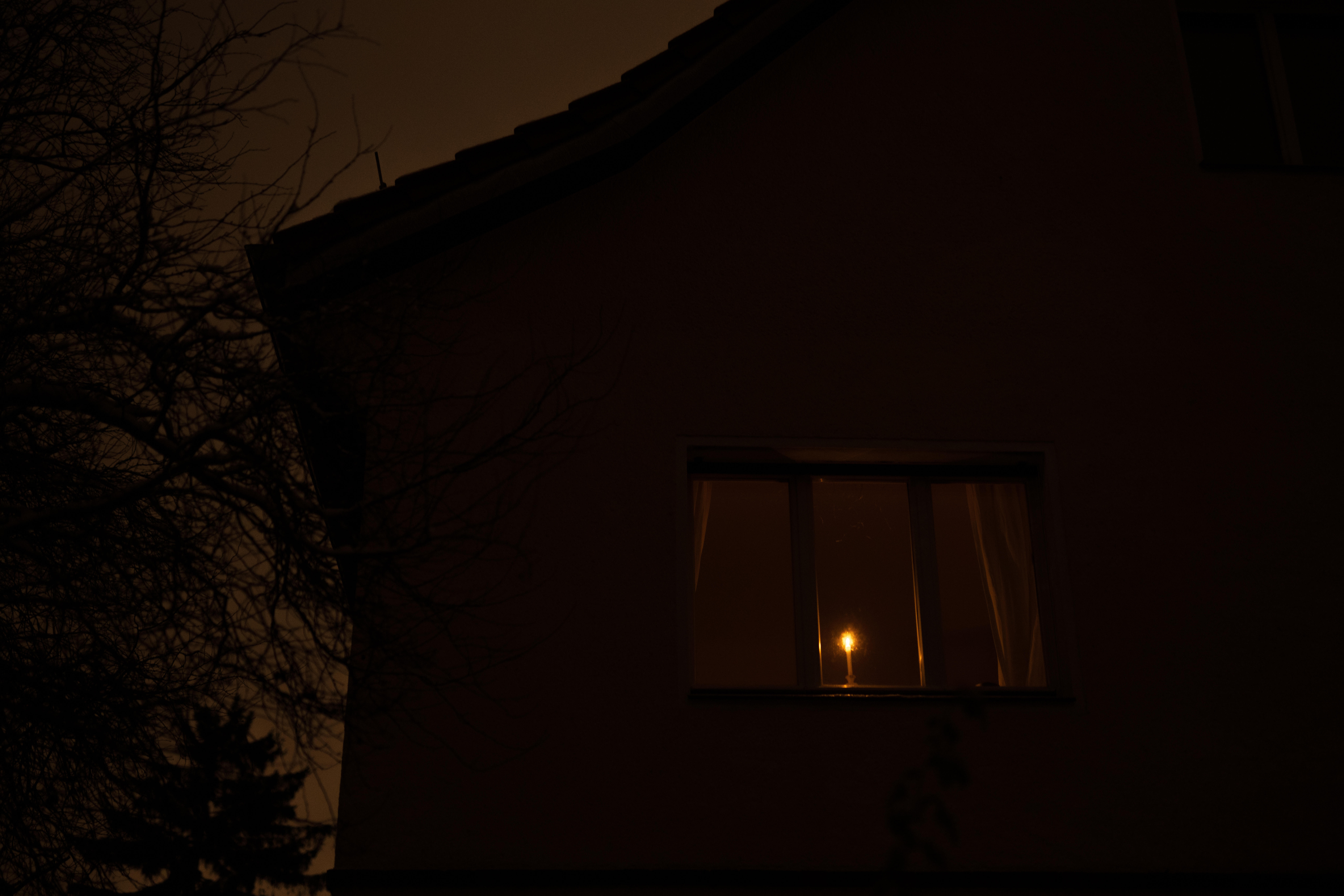 Eine Kerze leuchtet während eines Stromausfalls in einem Mehrfamilienhaus (Symbolfoto).