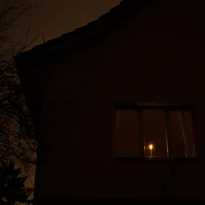 Eine Kerze leuchtet während eines Stromausfalls in einem Mehrfamilienhaus (Symbolfoto).