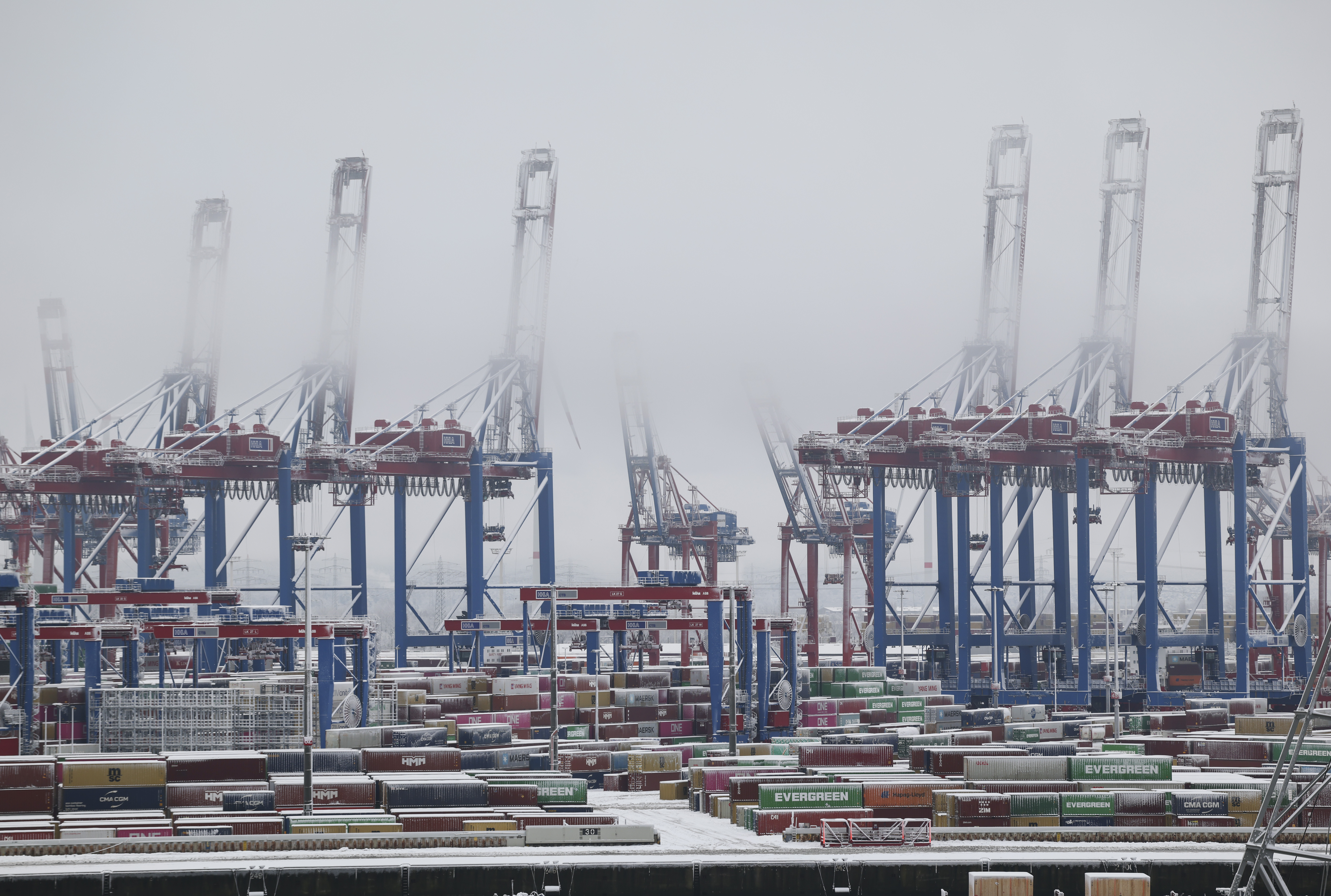 Container und Krananlagen am Terminal Burchardkai im Hamburger Hafen.