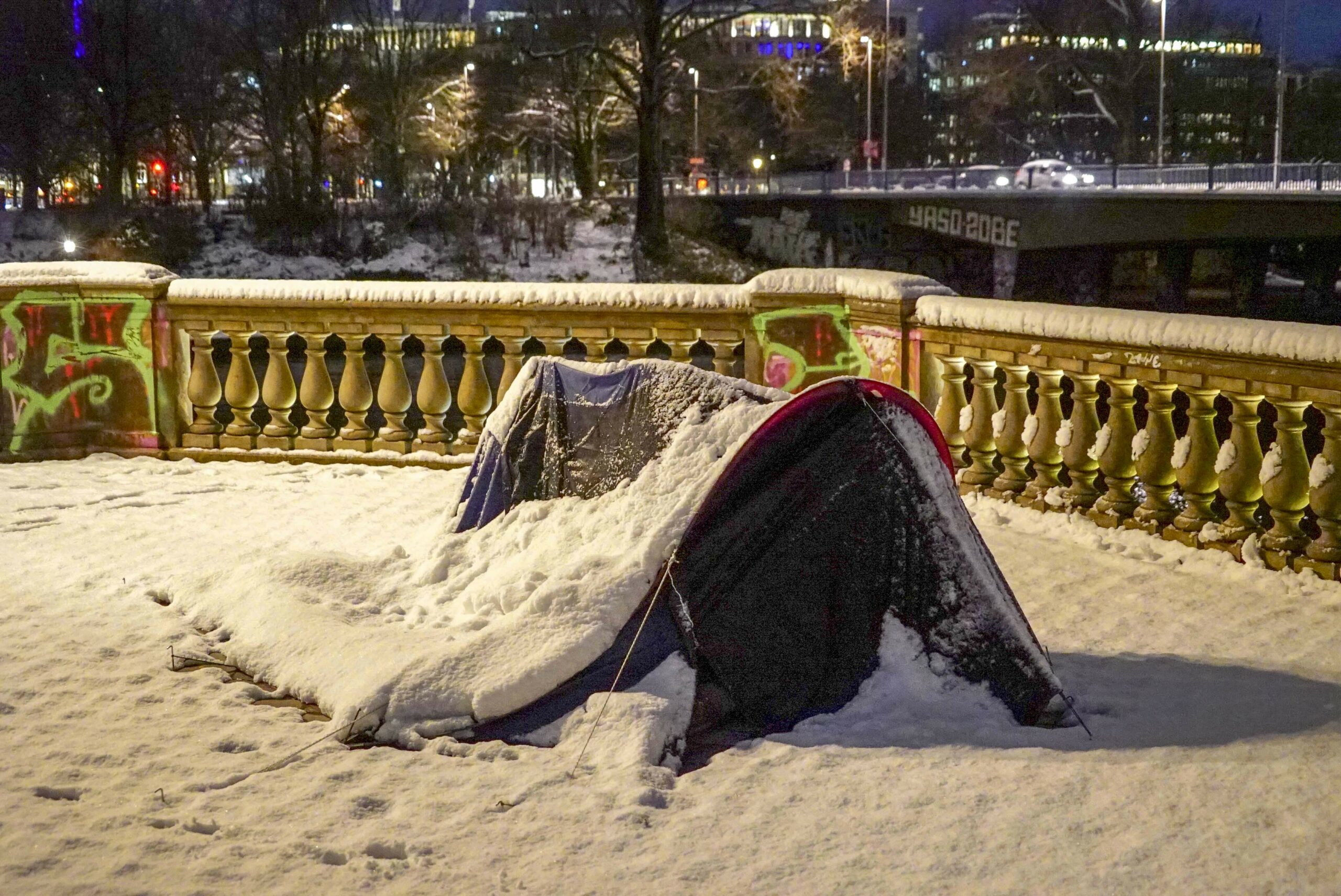 Ein schneebedecktes Zelt auf der Lombardsbrücke. Immer wieder schlafen hier Obdachlose. Im Januar 2026 starb einer von ihnen.