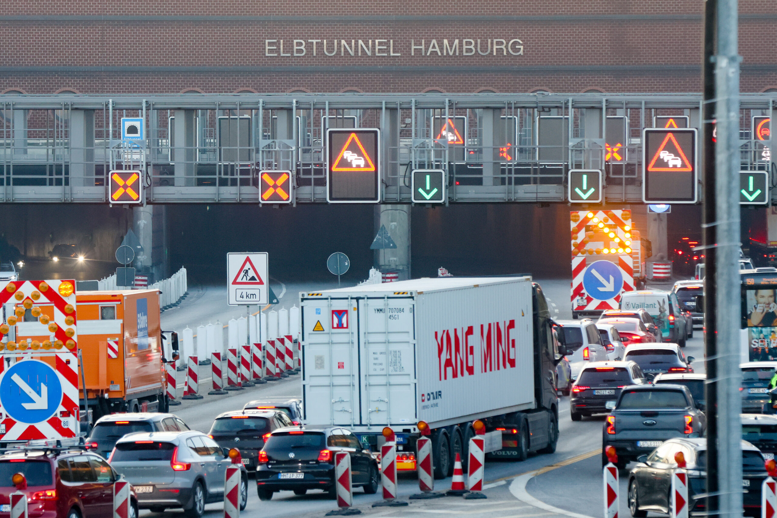 Stockender und sich teils stauender Verkehr ist auf der Autobahn A7 in Richtung Süden vor dem Elbtunnel zu sehen.