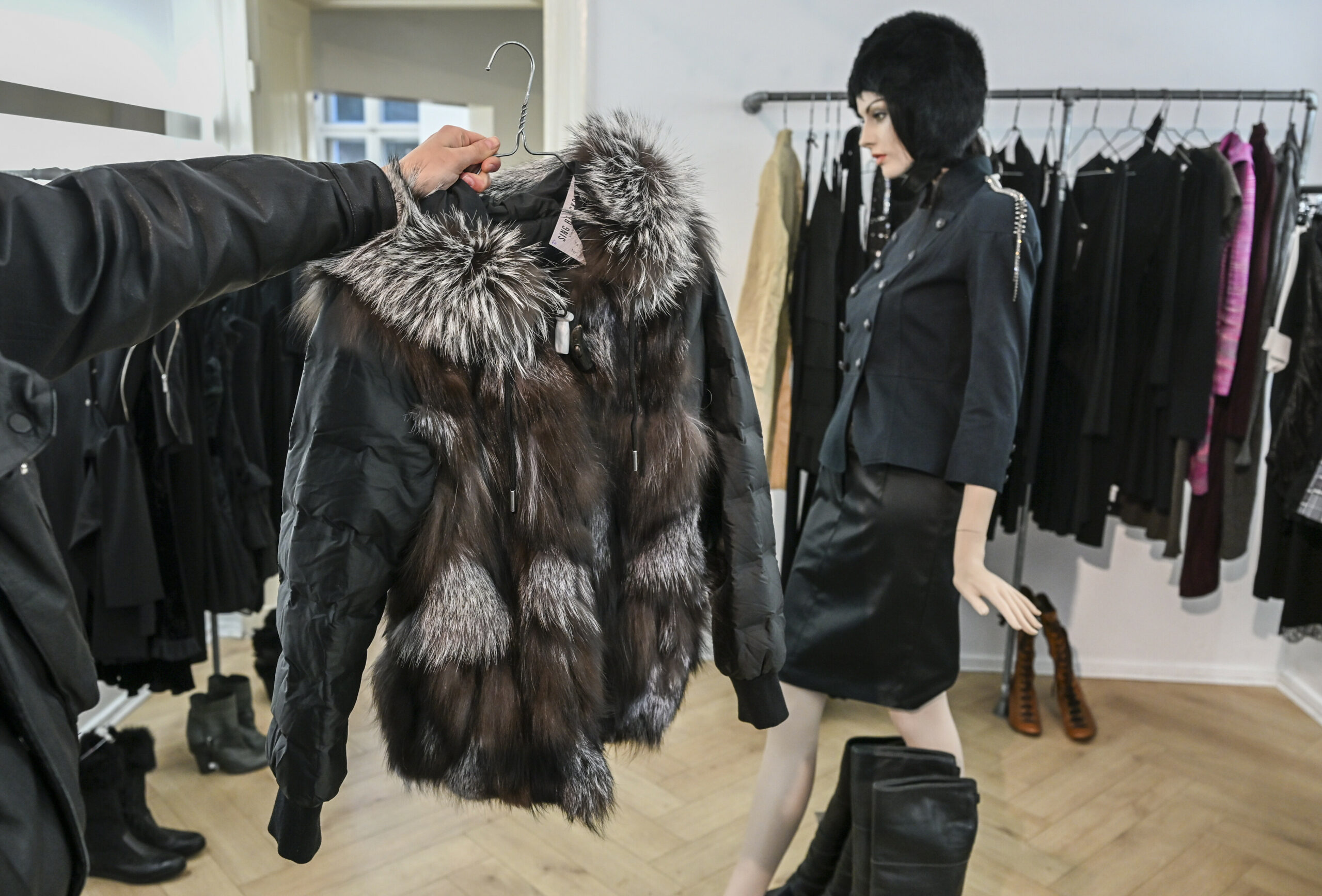 Felljacke in einem Ladengeschäft.