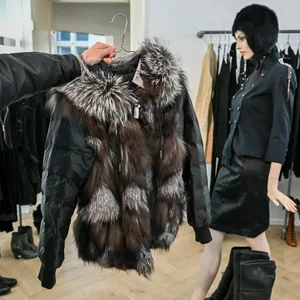 Felljacke in einem Ladengeschäft.