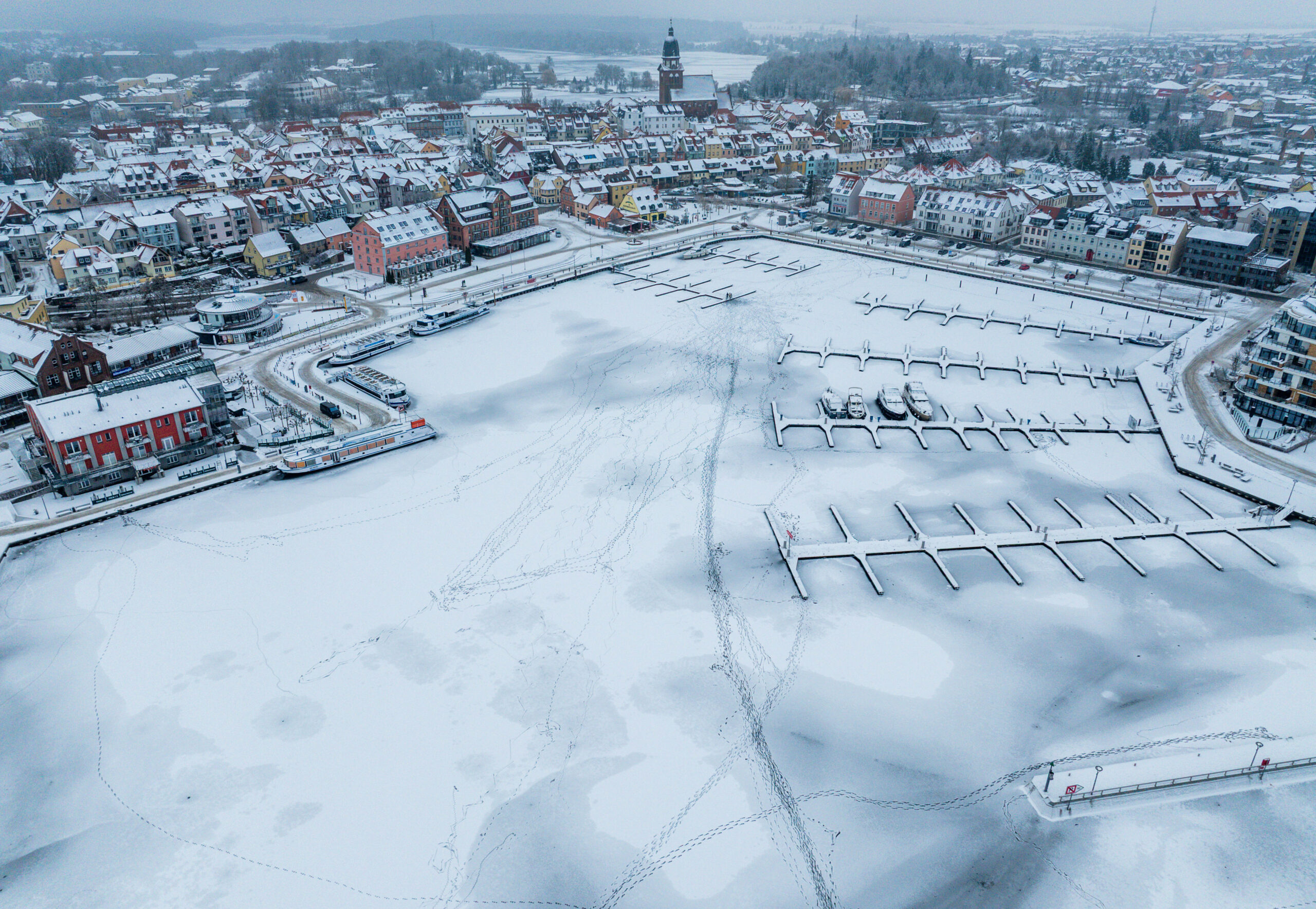 Winterwetter in der Seenplatte: Die Müritz ist vor dem Hafen mit Eis bedeckt.