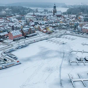 Winterwetter in der Seenplatte: Die Müritz ist vor dem Hafen mit Eis bedeckt.