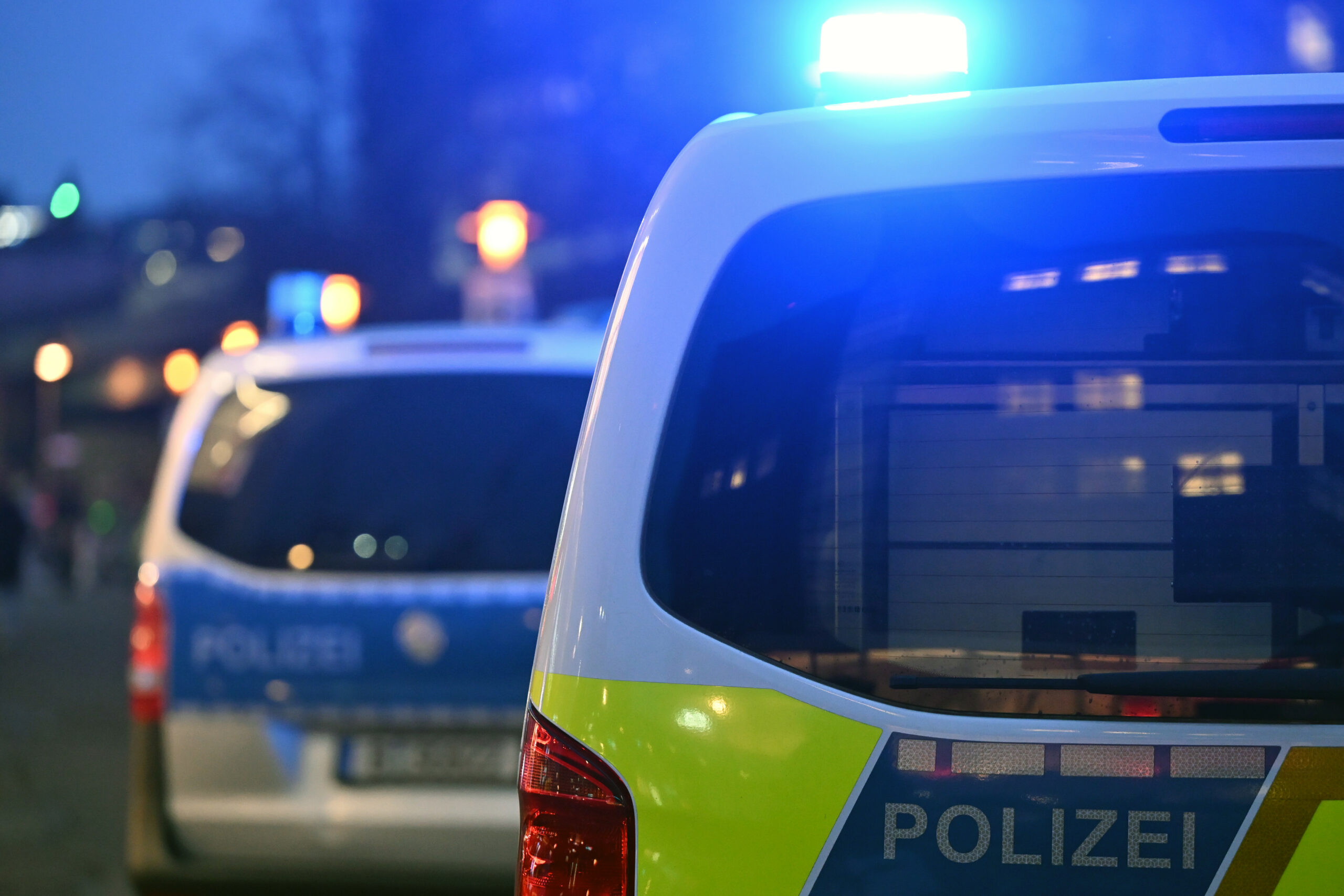 Polizeiautos auf der Autobahn im Dunklen.