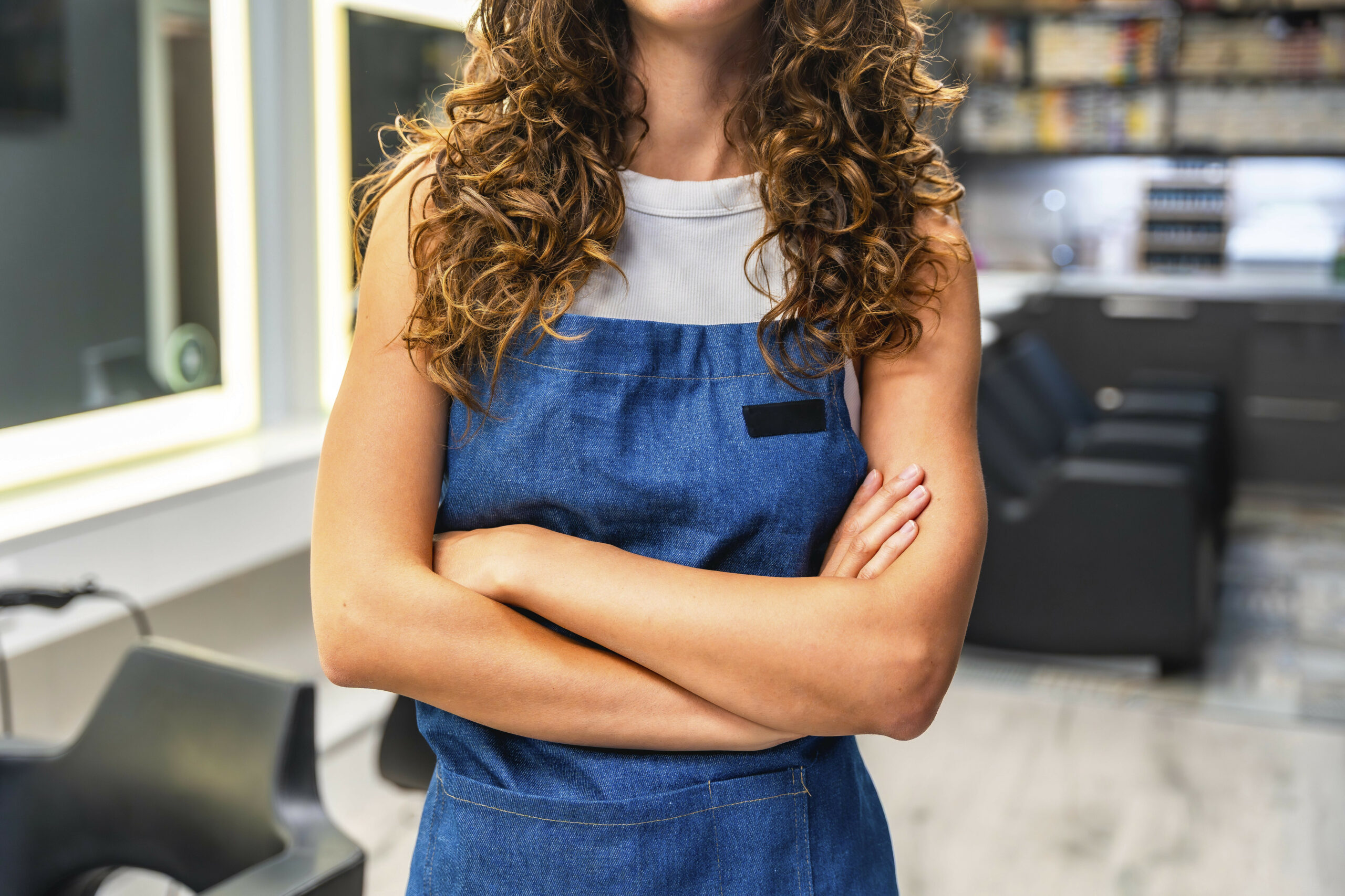 Eine Friseurin steht in einem Friseursalon (Symbolfoto).
