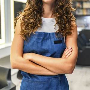 Eine Friseurin steht in einem Friseursalon (Symbolfoto).