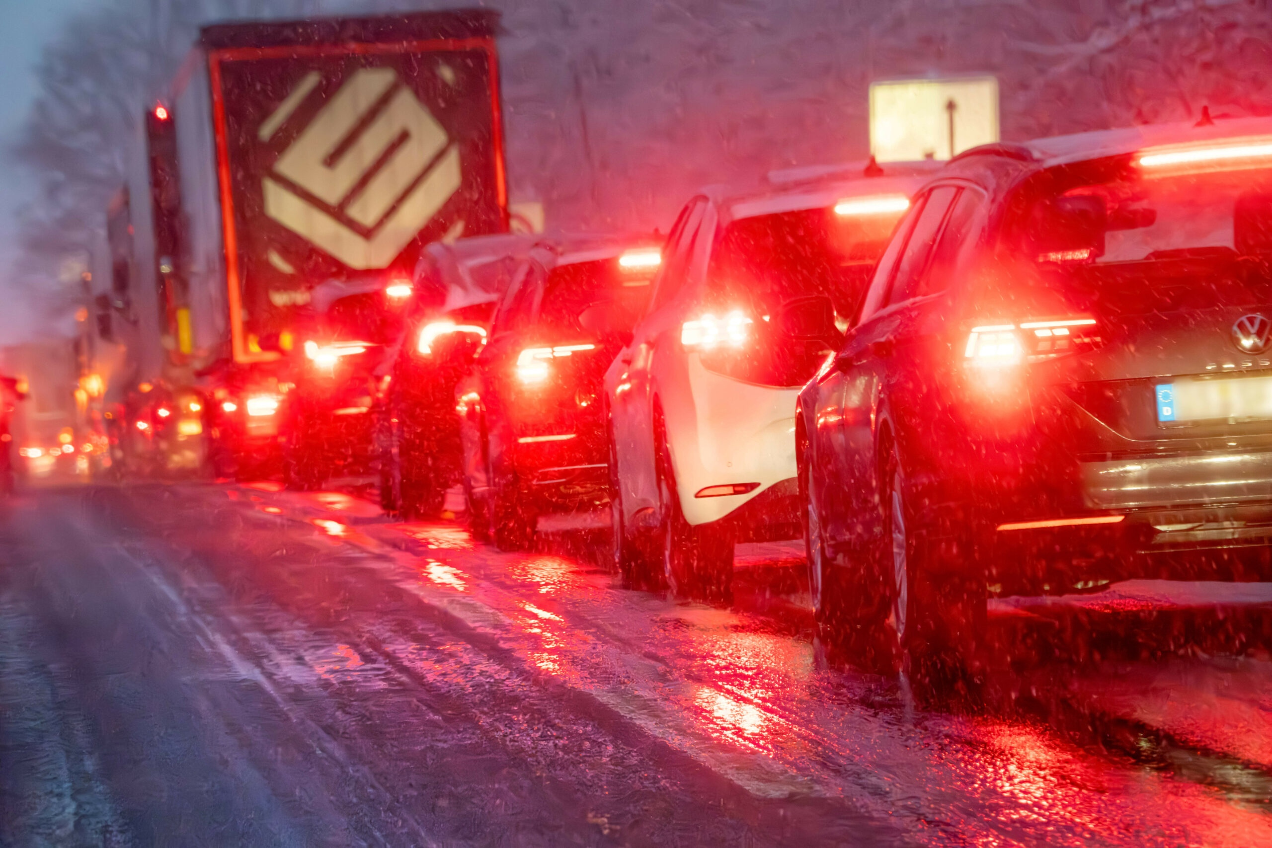 Schnee und Glätte sorgen auf der A7 für Probleme (Archivbild).