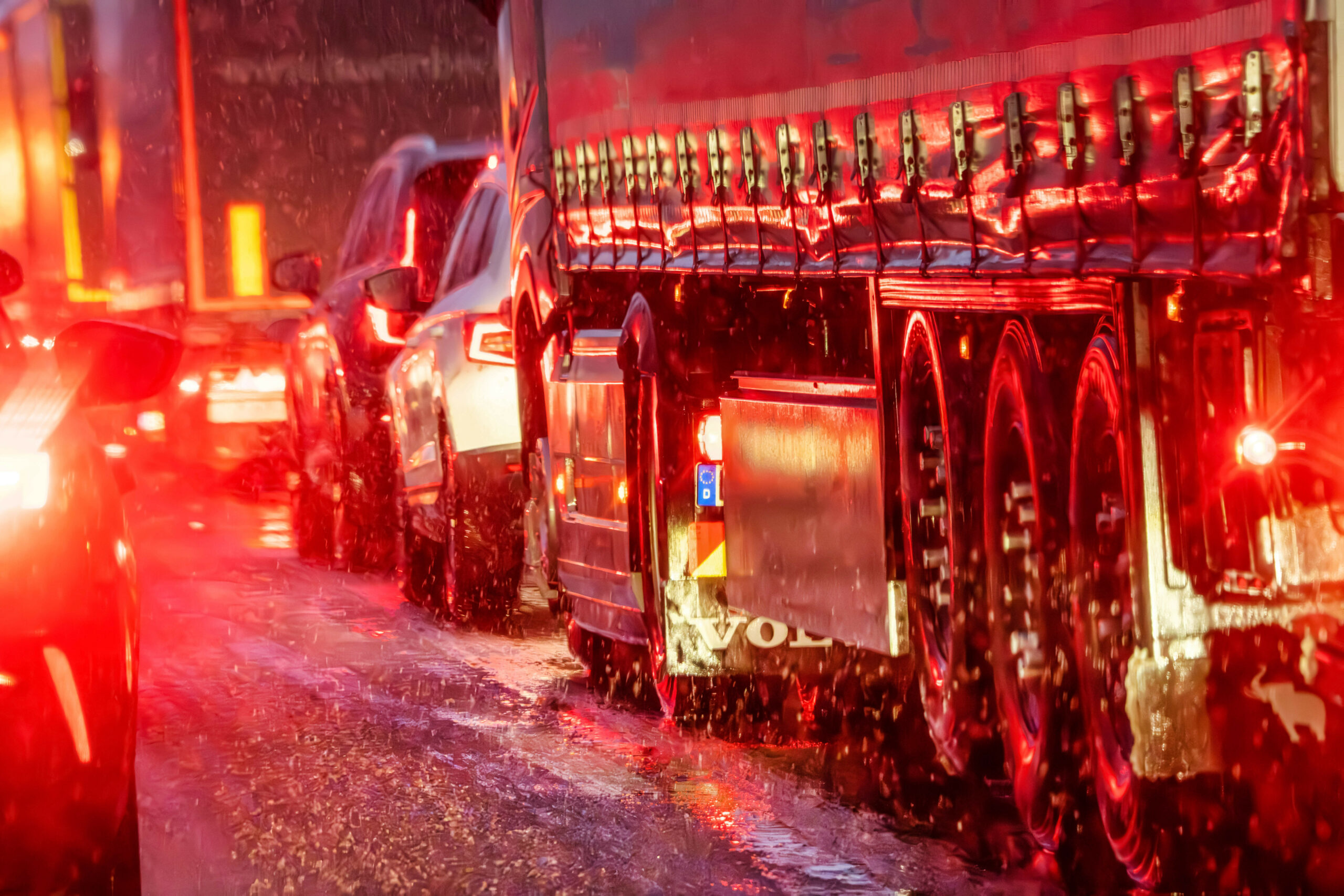Winterliche Straßenverhältnisse auf einer Autobahn (Symbolbild).